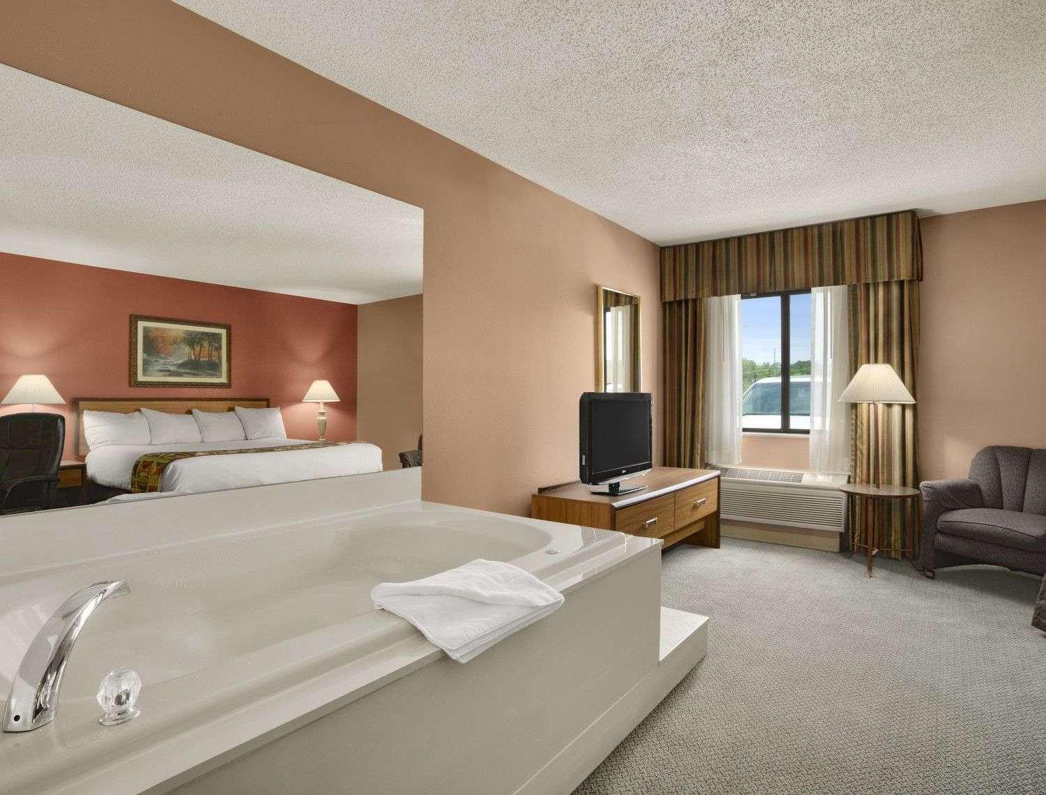 Baymont Inn & Suites Sullivan — photo 4