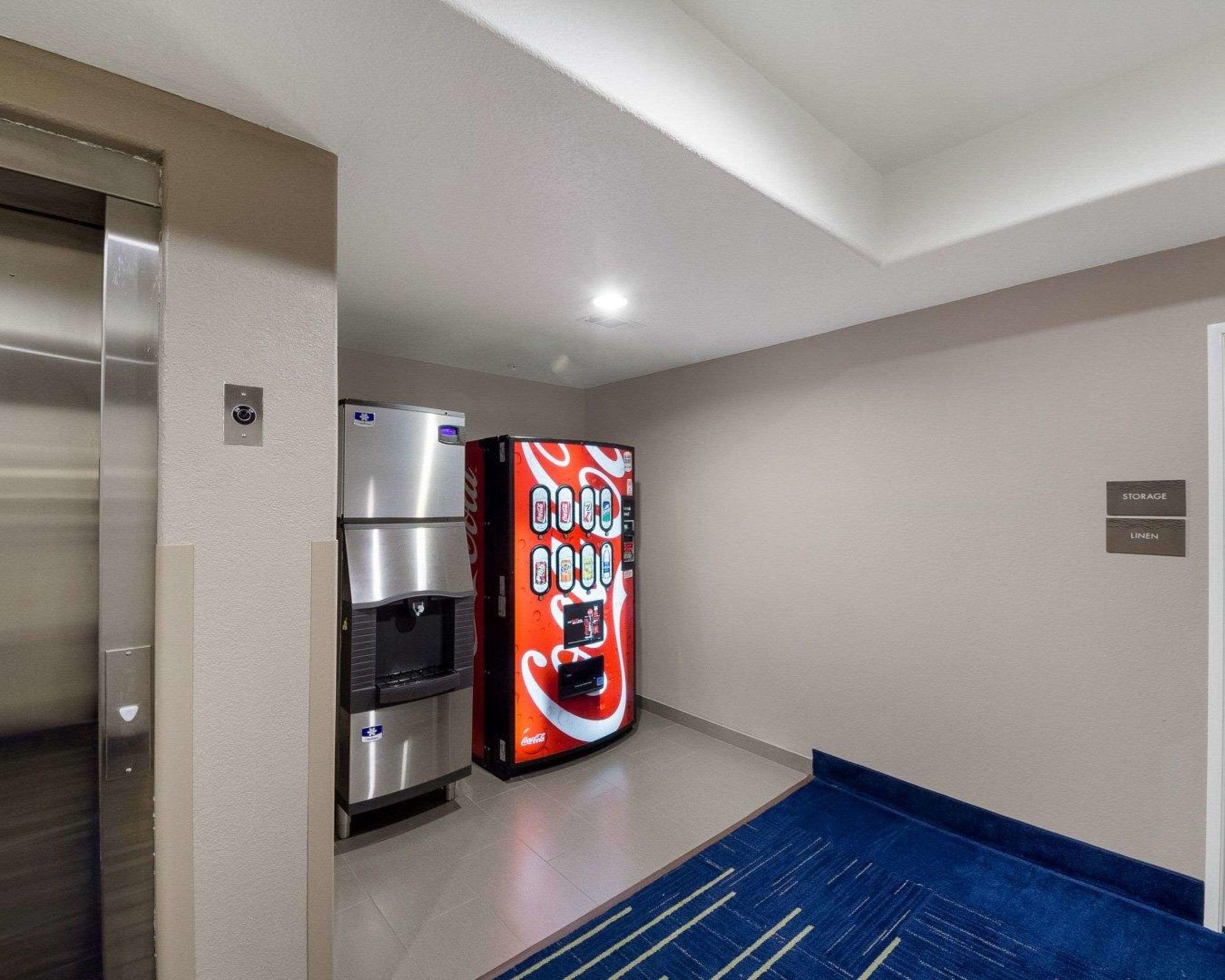 Comfort Inn & Suites Victoria North — photo 5