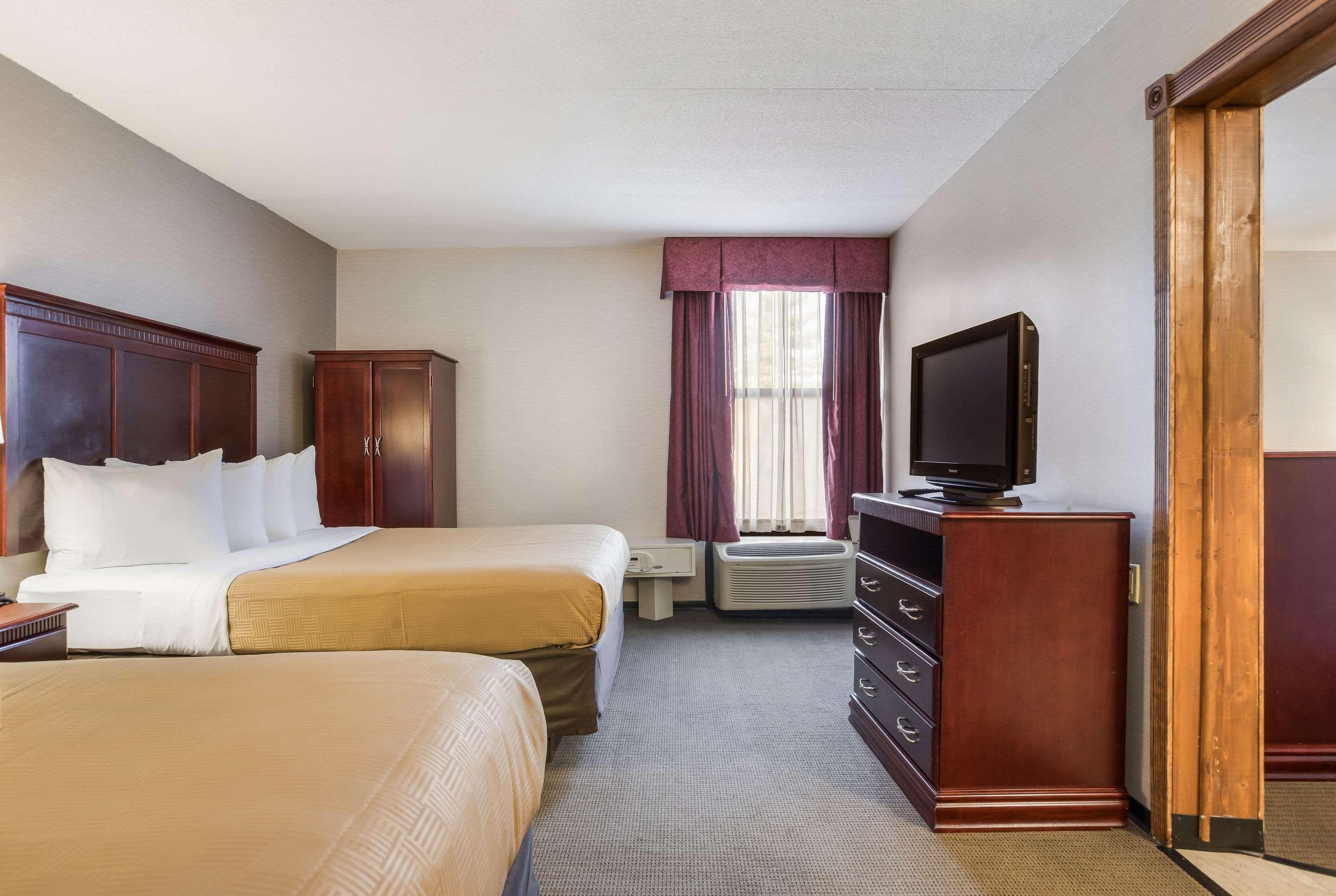 Clarion Inn & Suites Airport — photo 5
