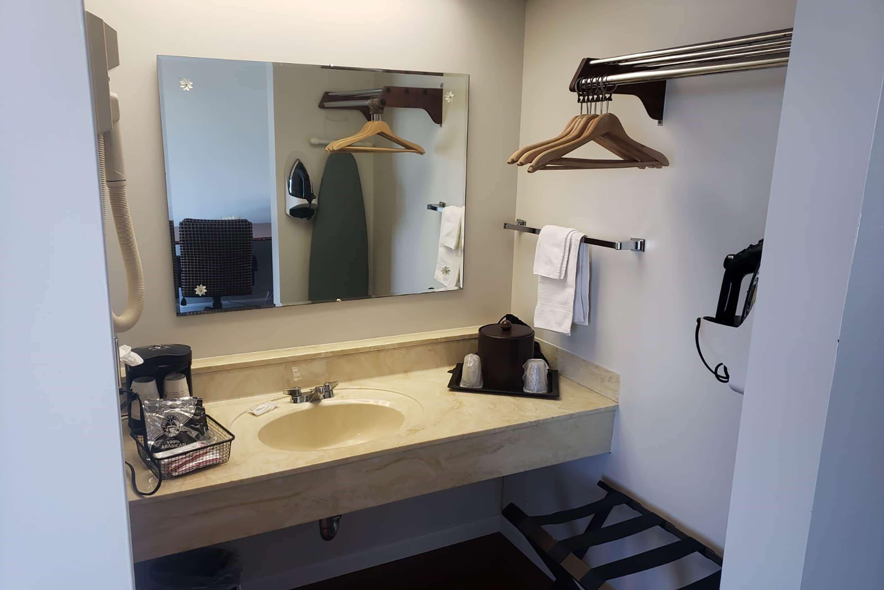 K Royale Lakefront Inn — photo 4