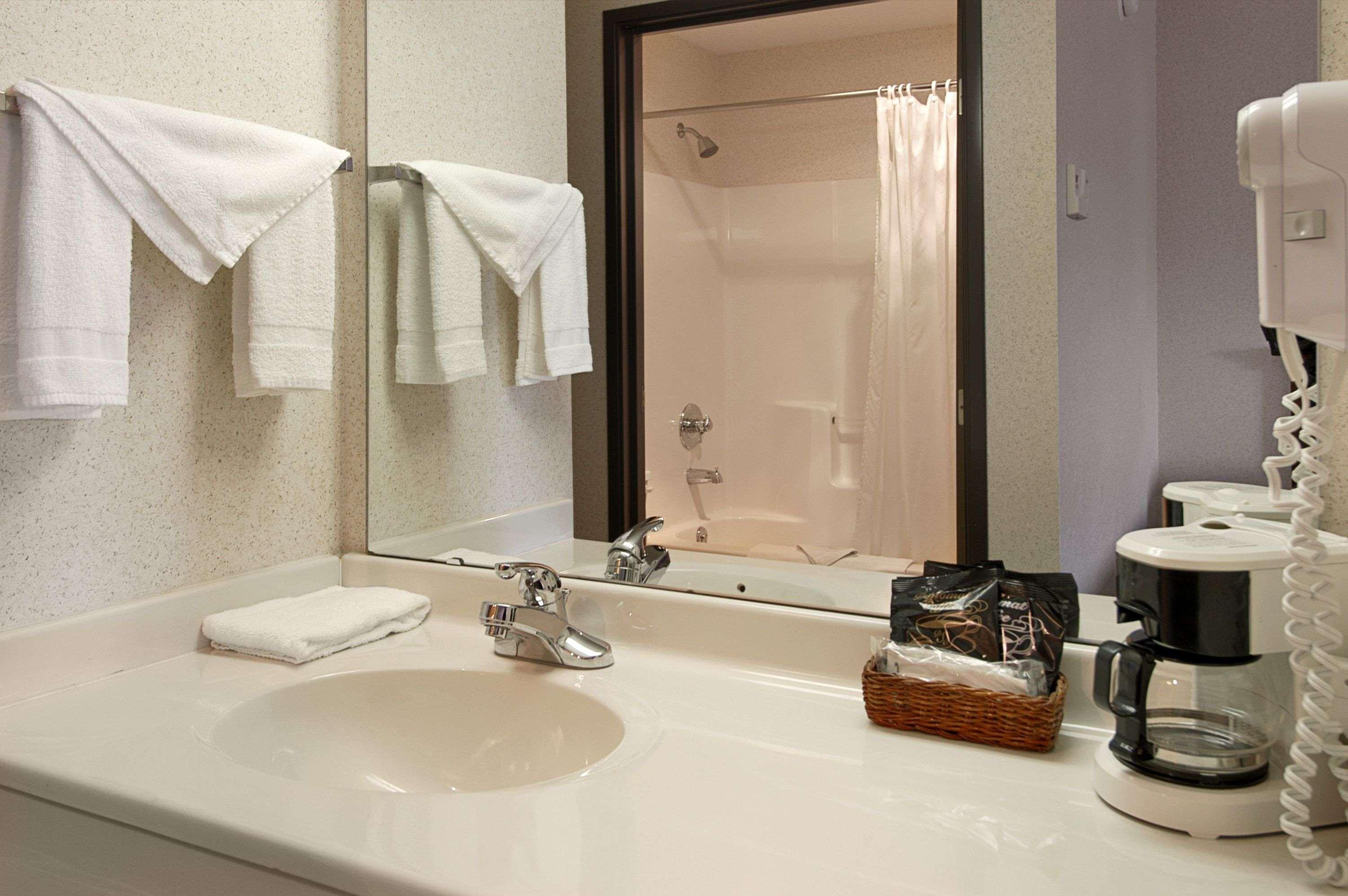 Baymont Inn & Suites Dowagiac — photo 5
