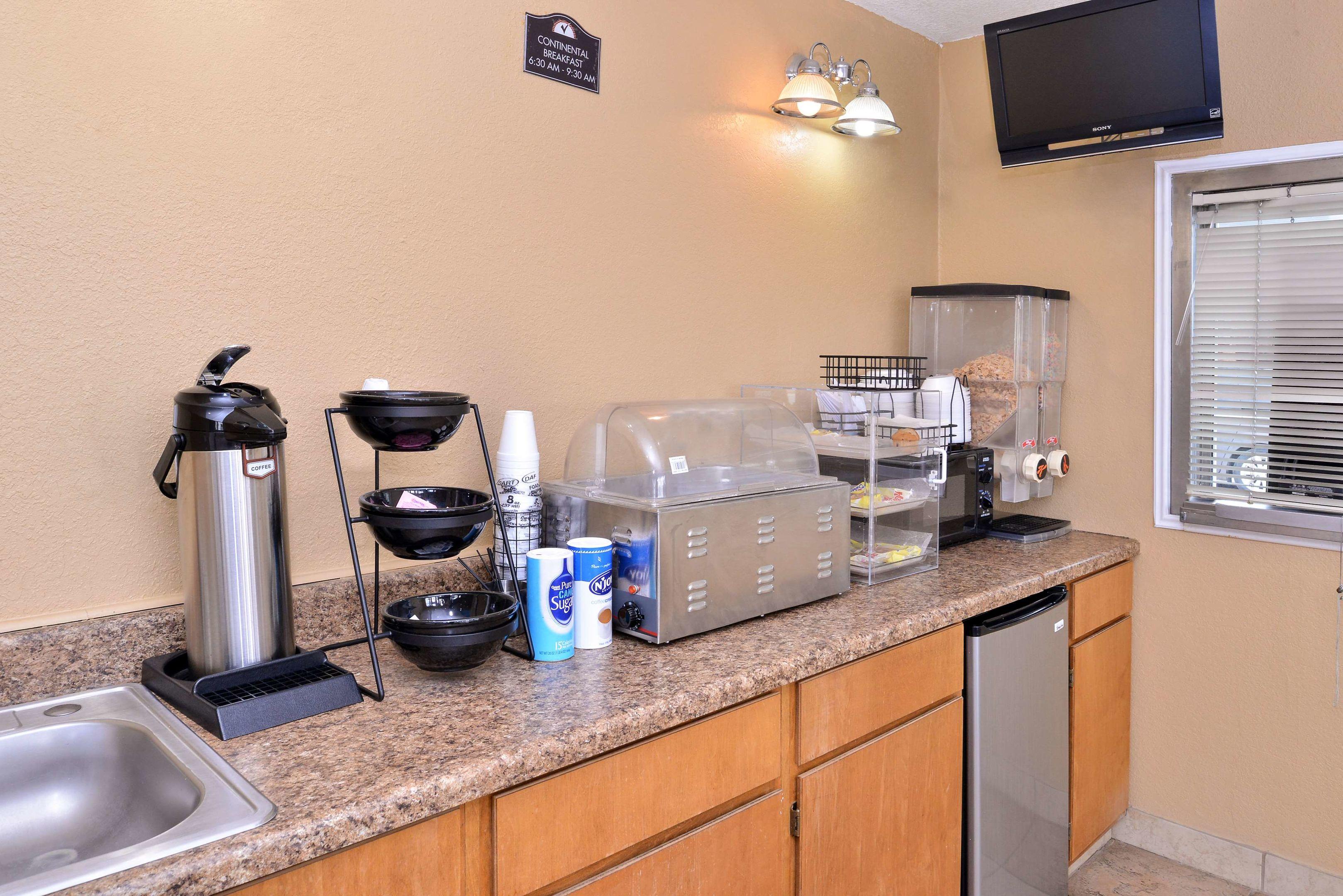 Americas Best Value Inn Schulenburg — photo 4