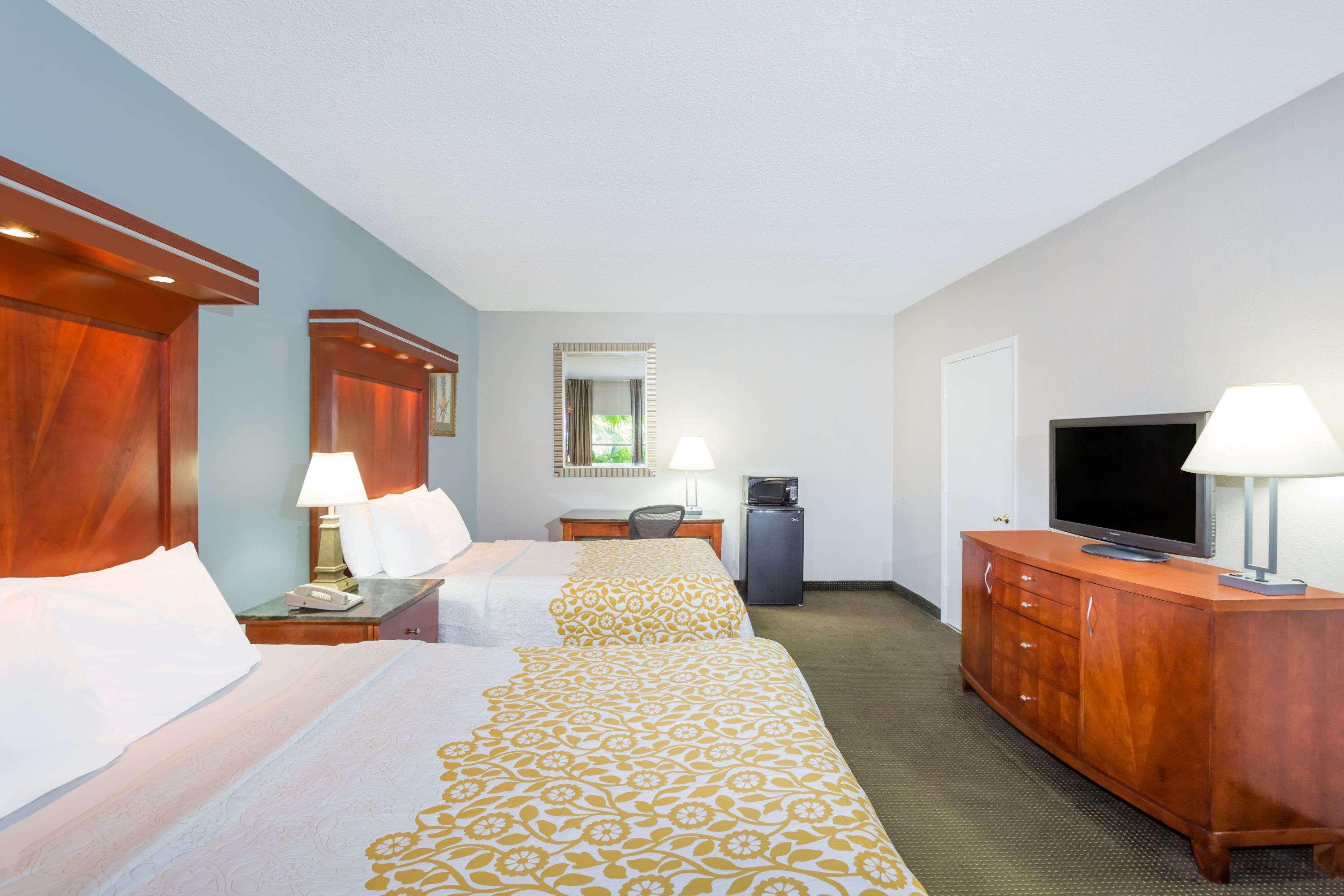 Days Inn by Wyndham Miami Airport North — photo 4