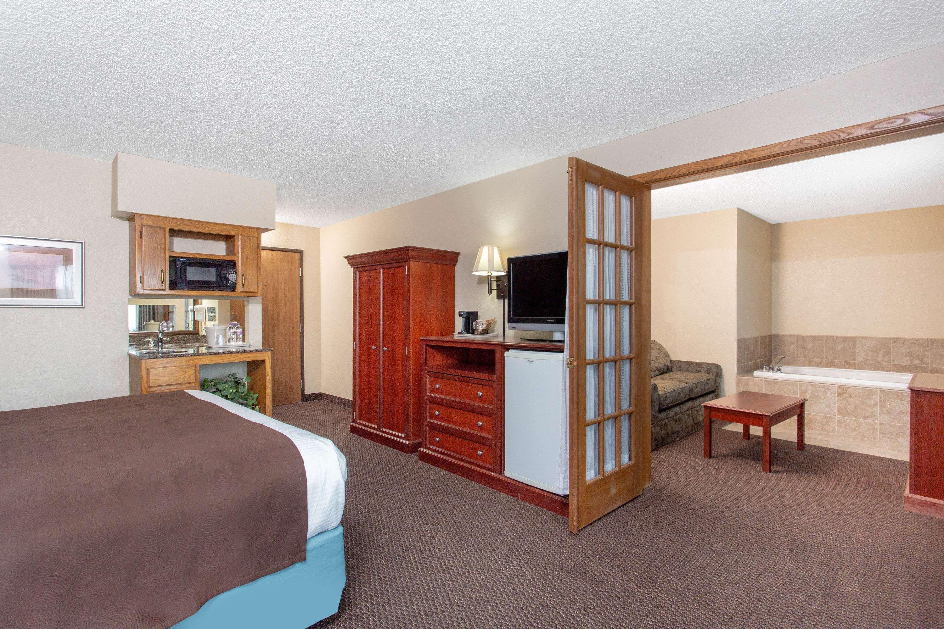 AmericInn Hotel & Suites Chippewa Falls — photo 4