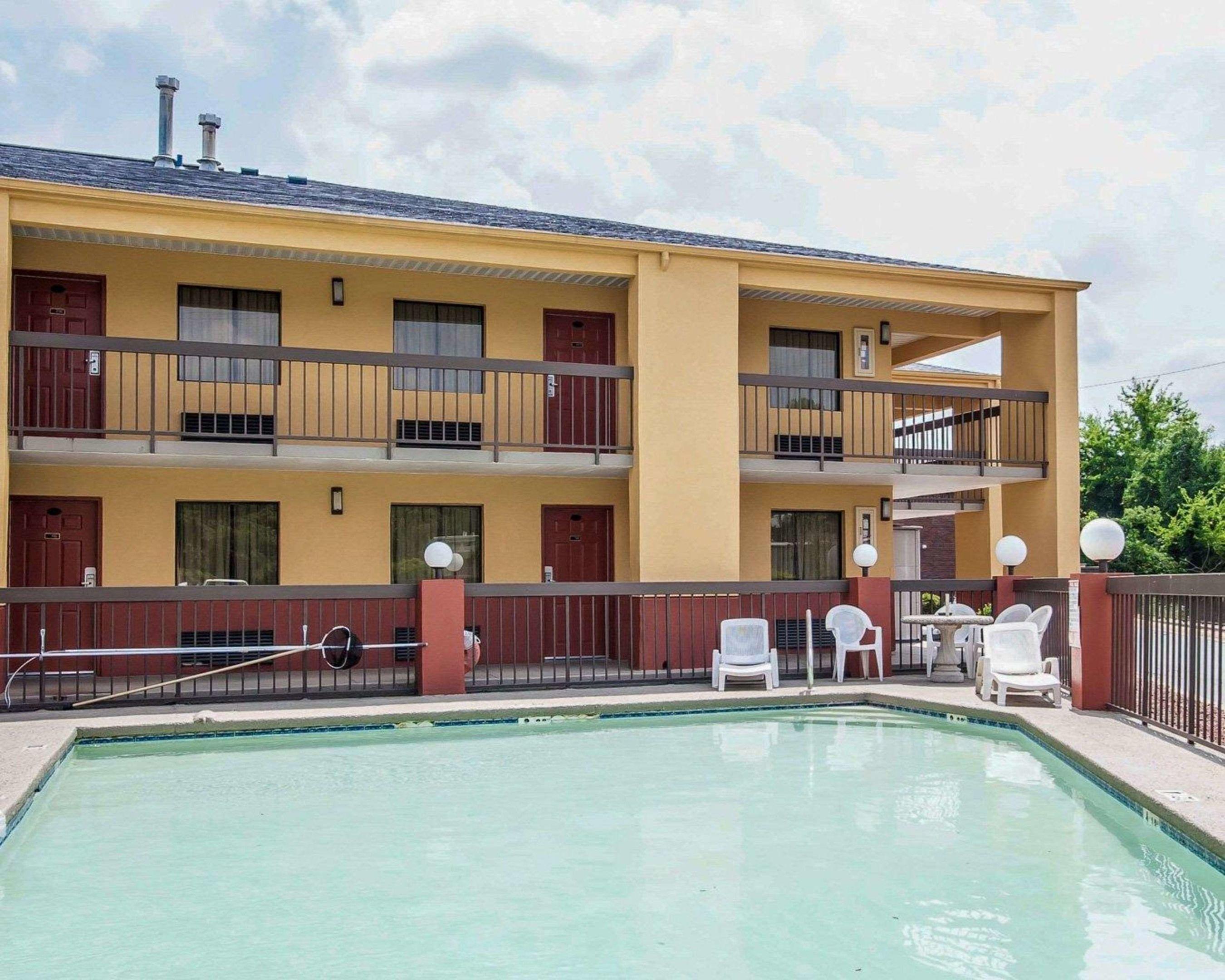 Econo Lodge Inn & Suites — photo 5