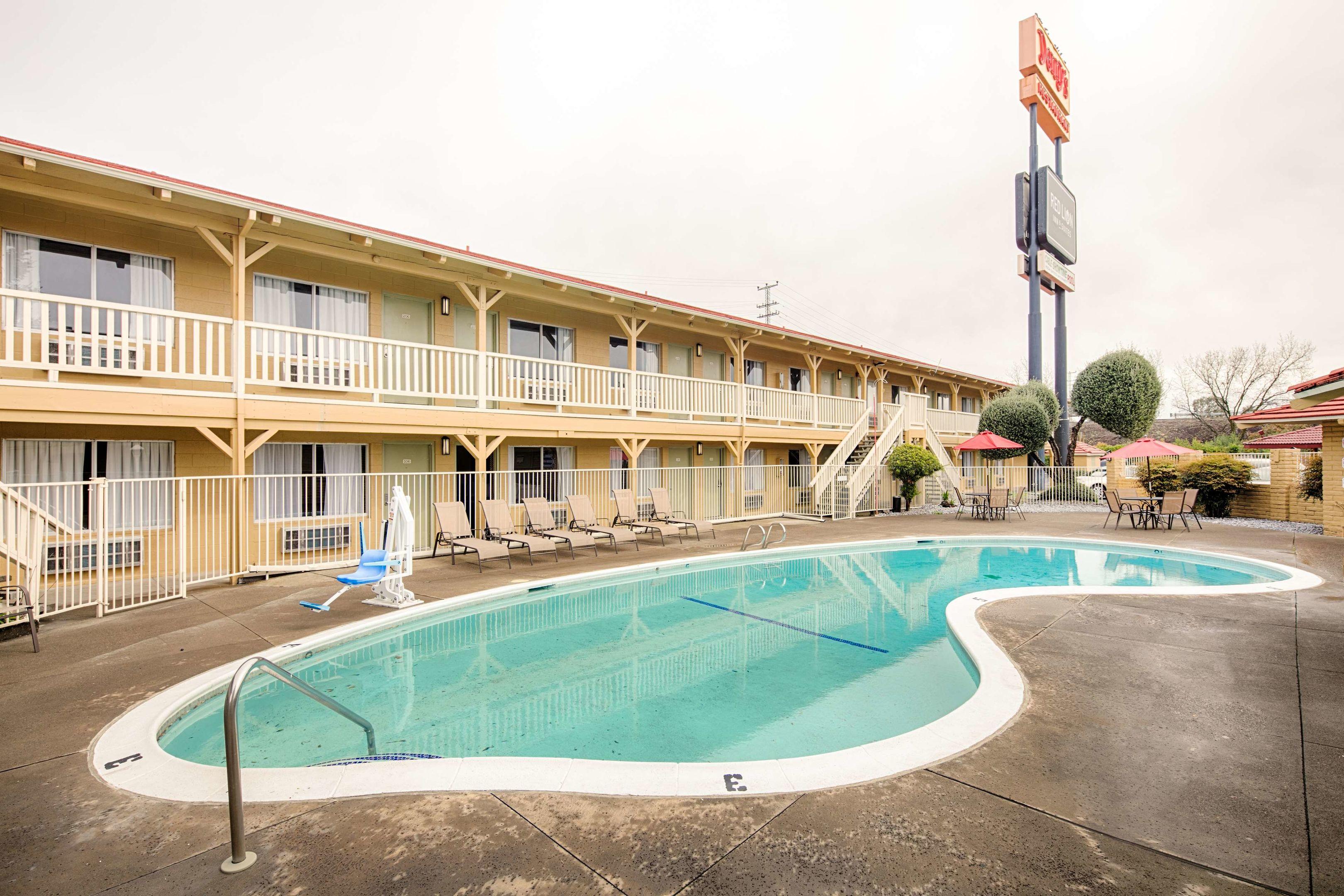 Red Lion Inn & Suites Redding — photo 5