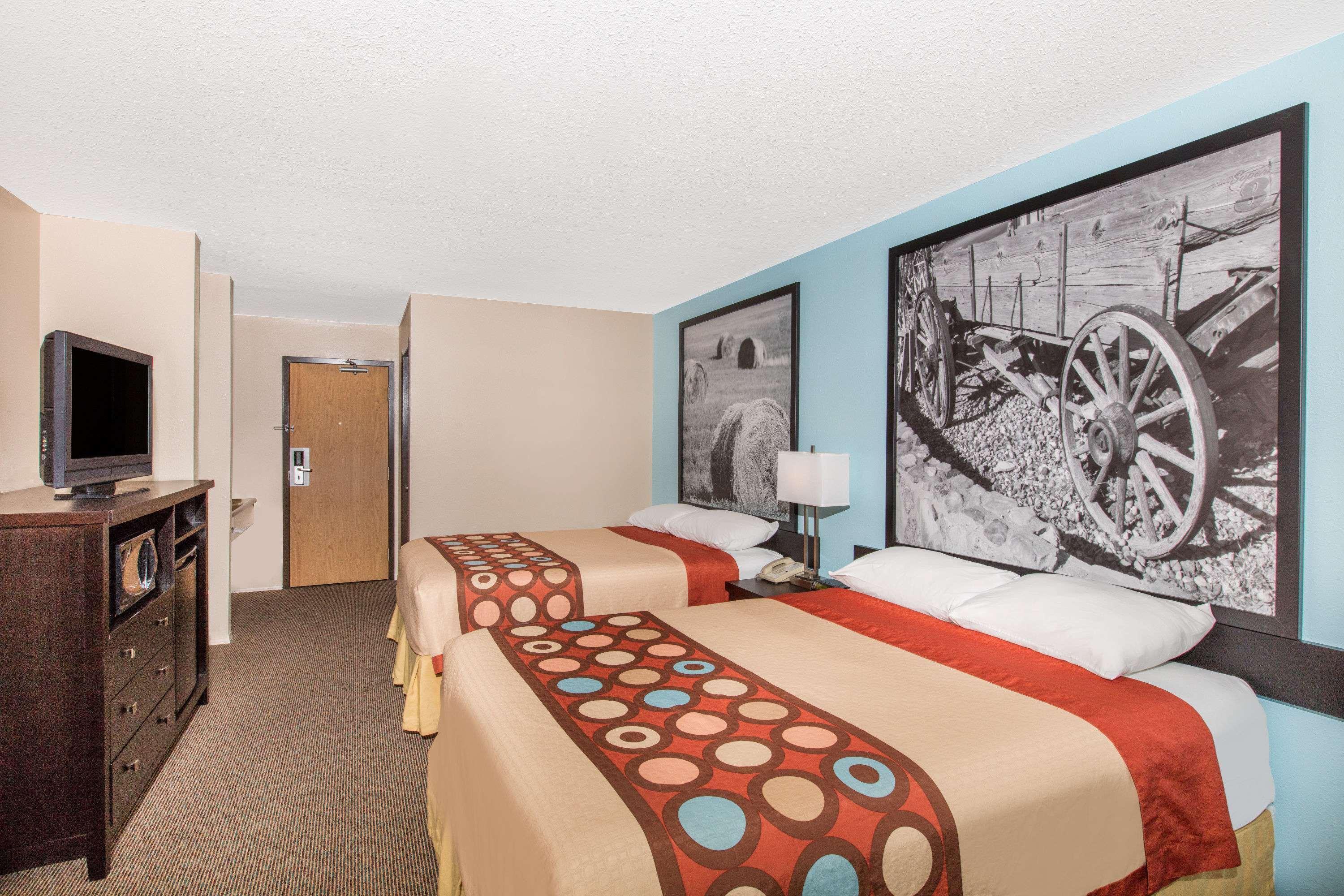 Super 8 by Wyndham Strathmore — photo 4