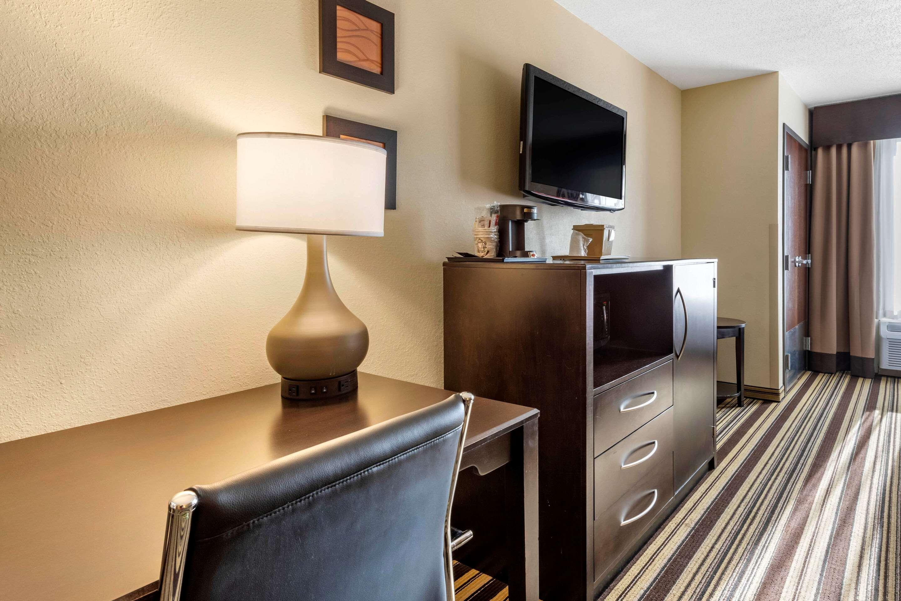 Comfort Inn & Suites — photo 4