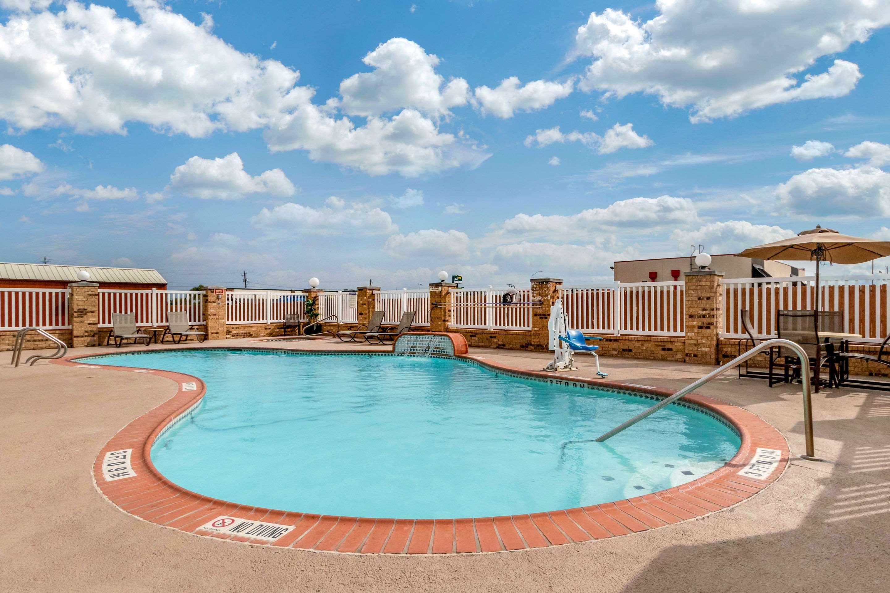 Comfort Suites Central — photo 5