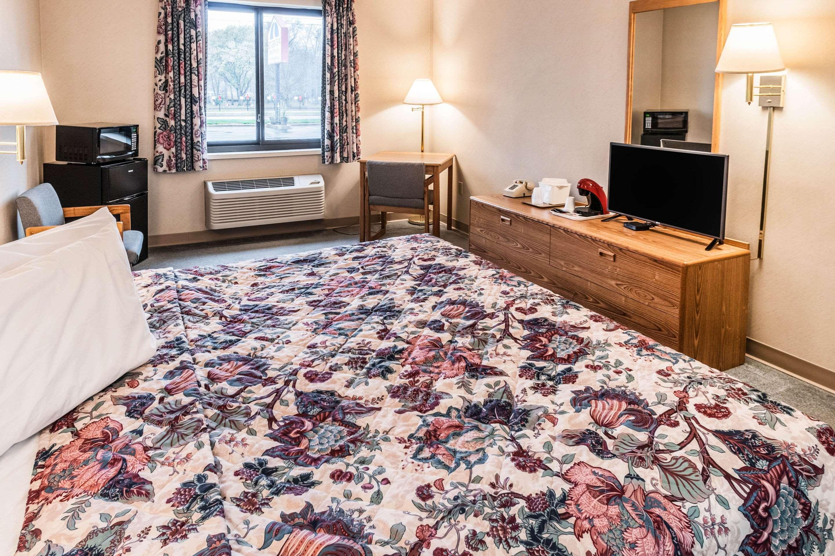 Econo Lodge Inn & Suites — photo 5