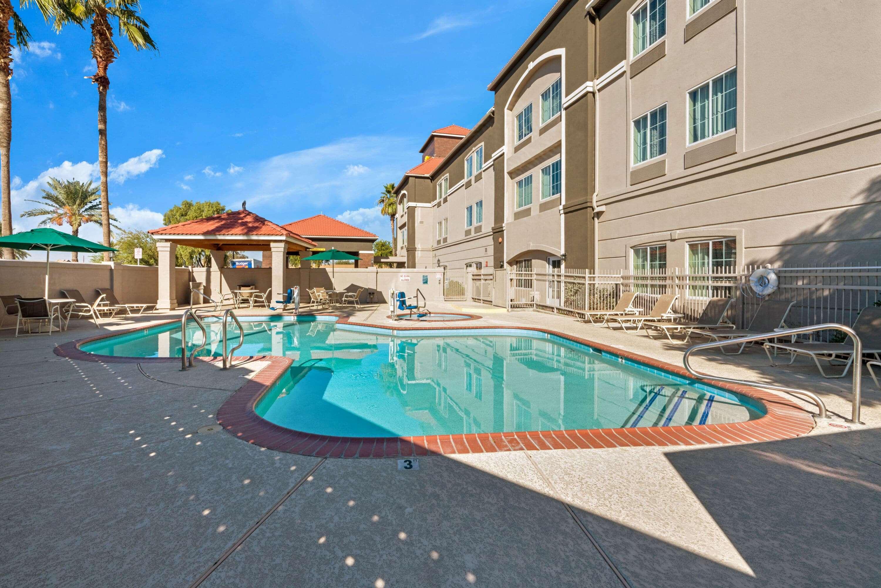 La Quinta Inn & Suites Phoenix I-10 West — photo 4