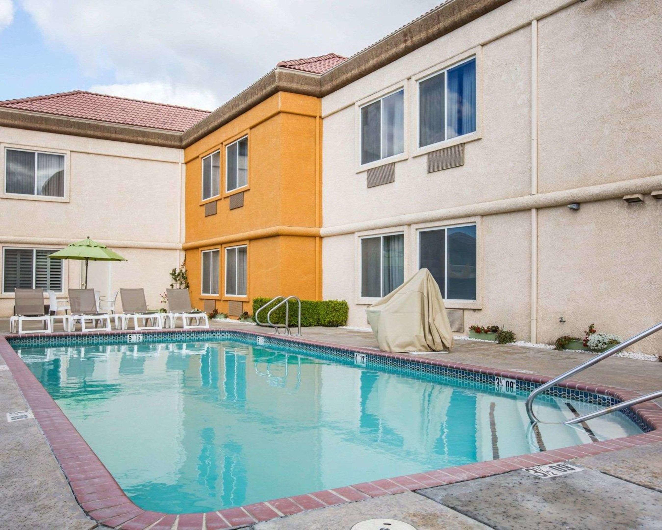 Comfort Suites Tulare — photo 3
