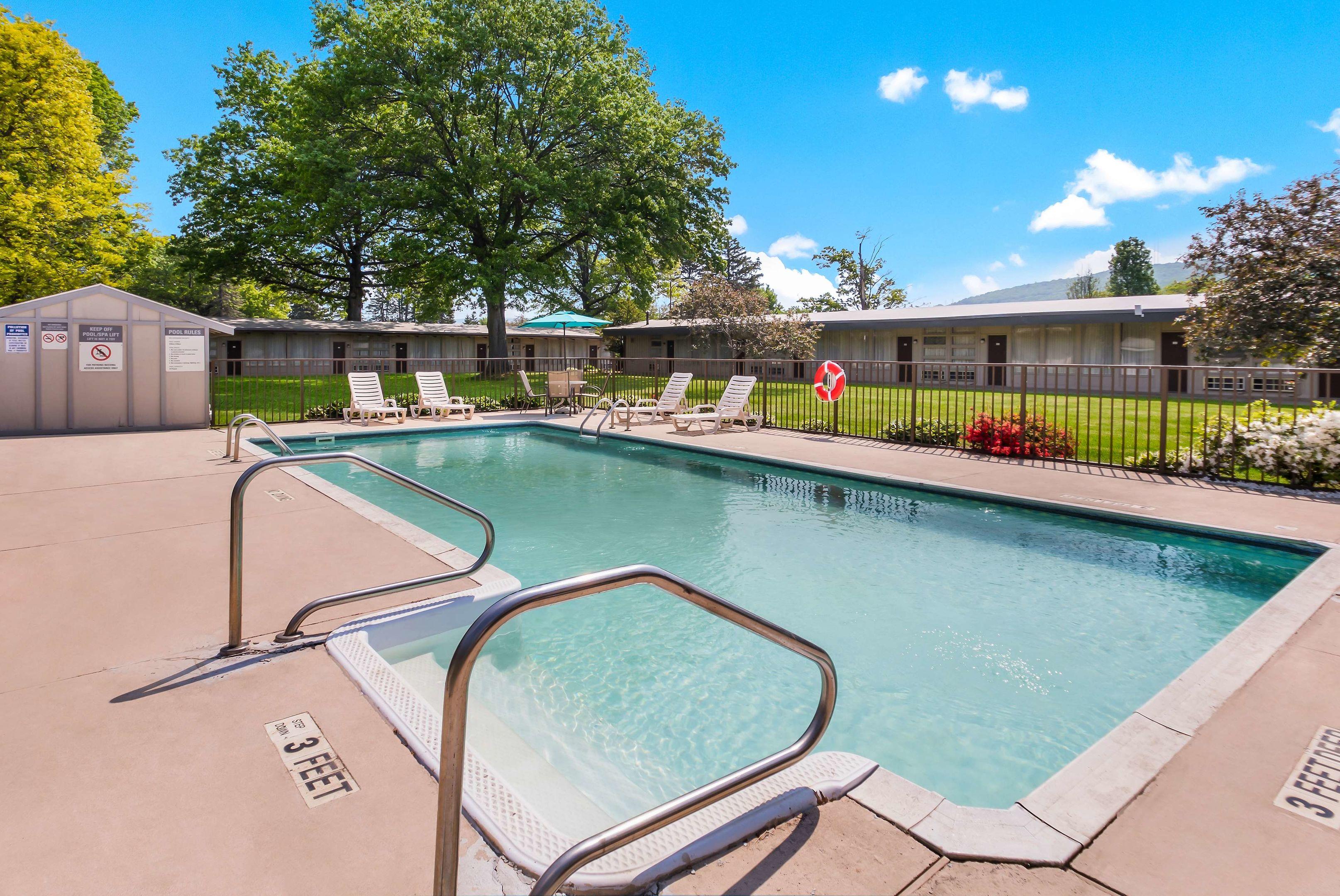 Americas Best Value Inn Lodge on the Green — photo 5