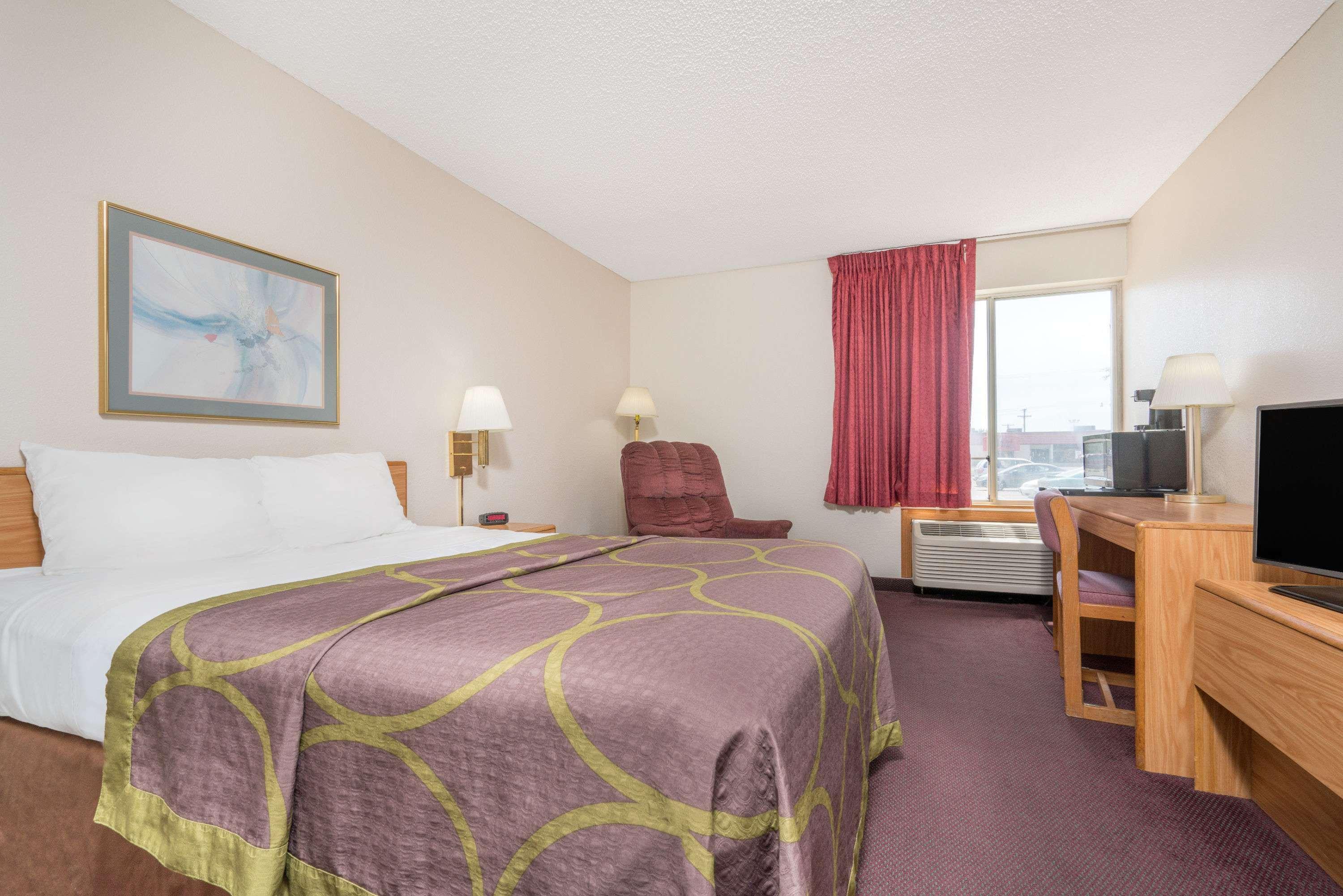 Super 8 by Wyndham Menomonie WI — photo 4