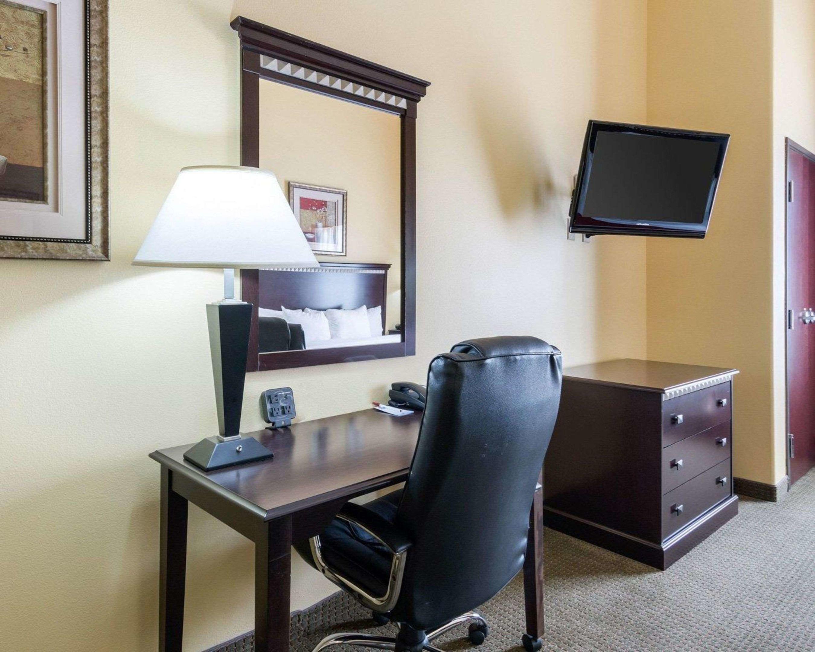 Comfort Suites — photo 5