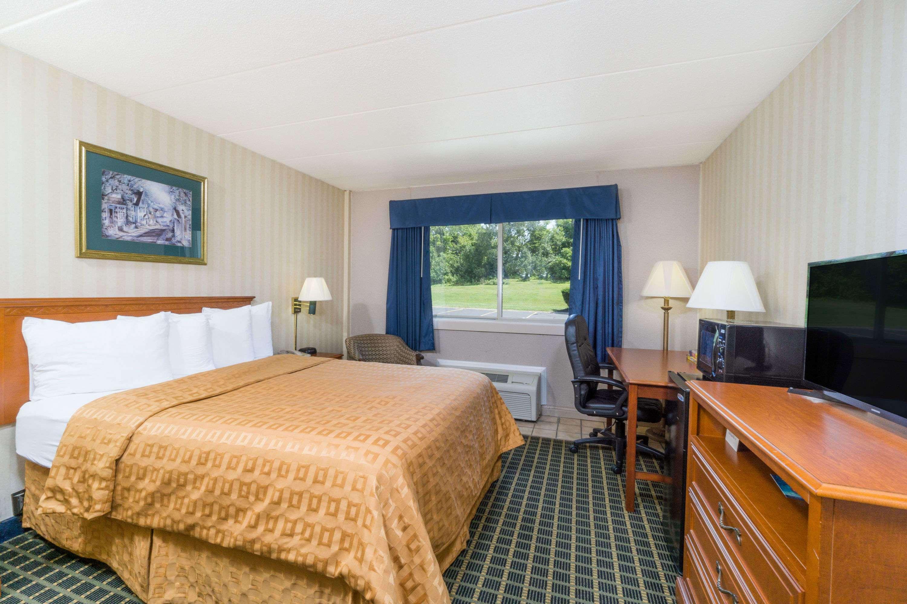 Days Inn & Suites by Wyndham Columbus East Airport — photo 4