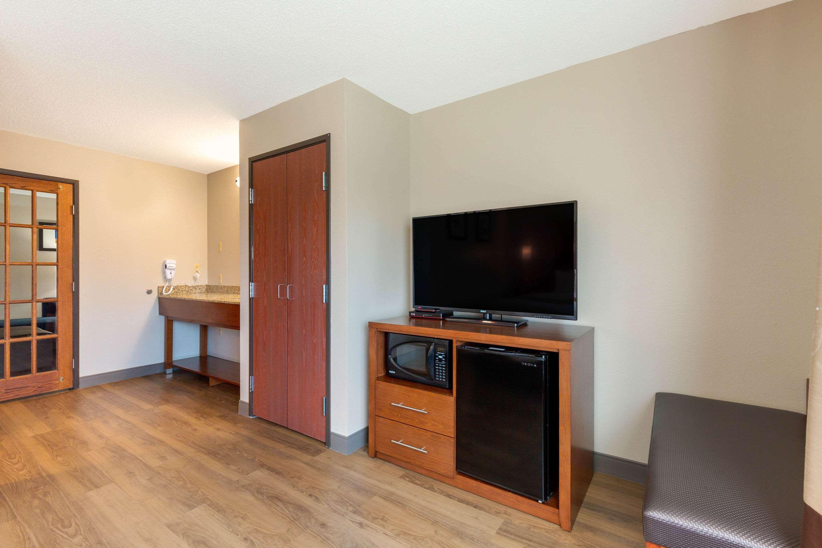 Comfort Inn & Suites — photo 5