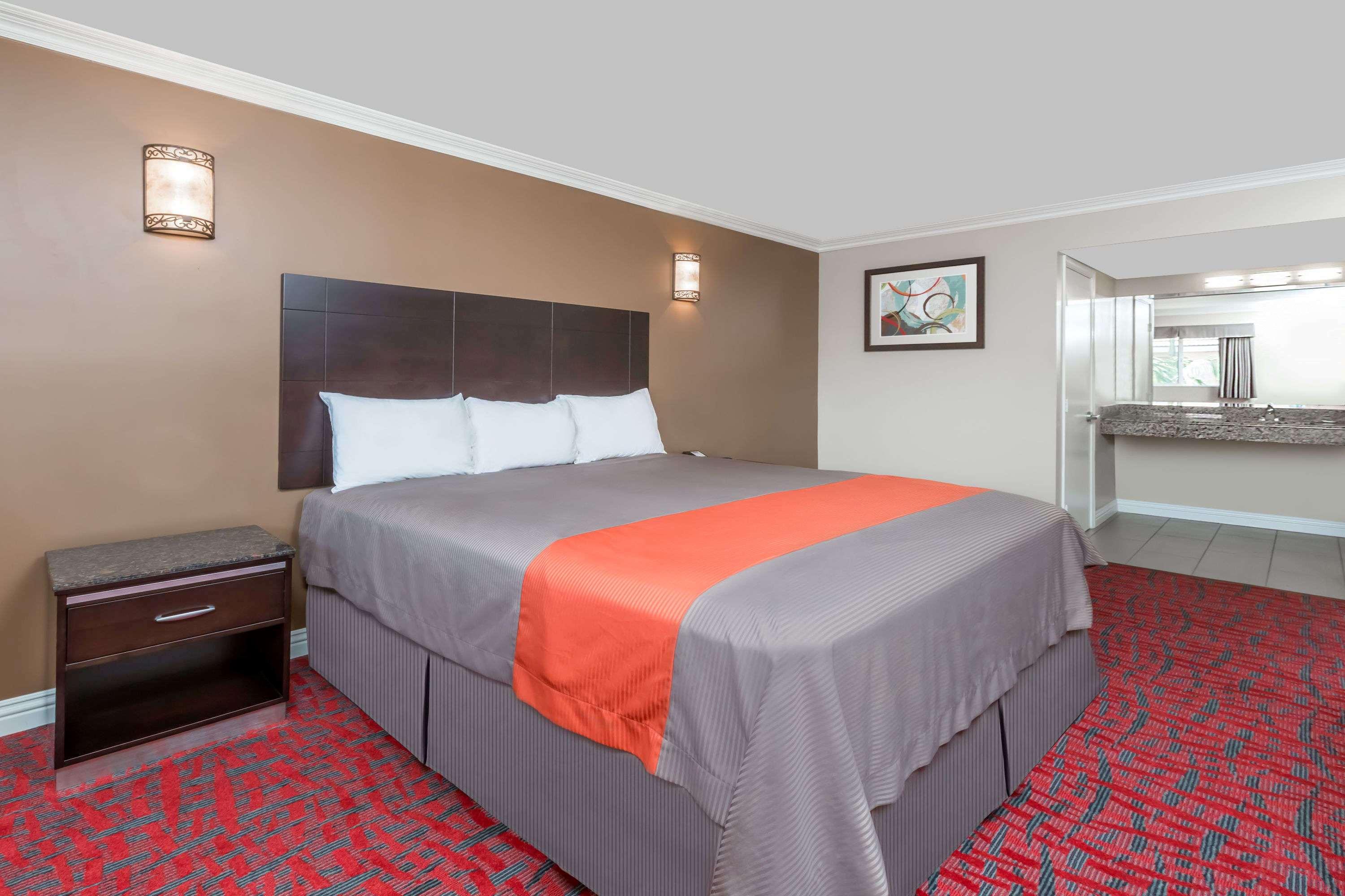 Travelodge Inn & Suites Bell Los Angeles Area — photo 4