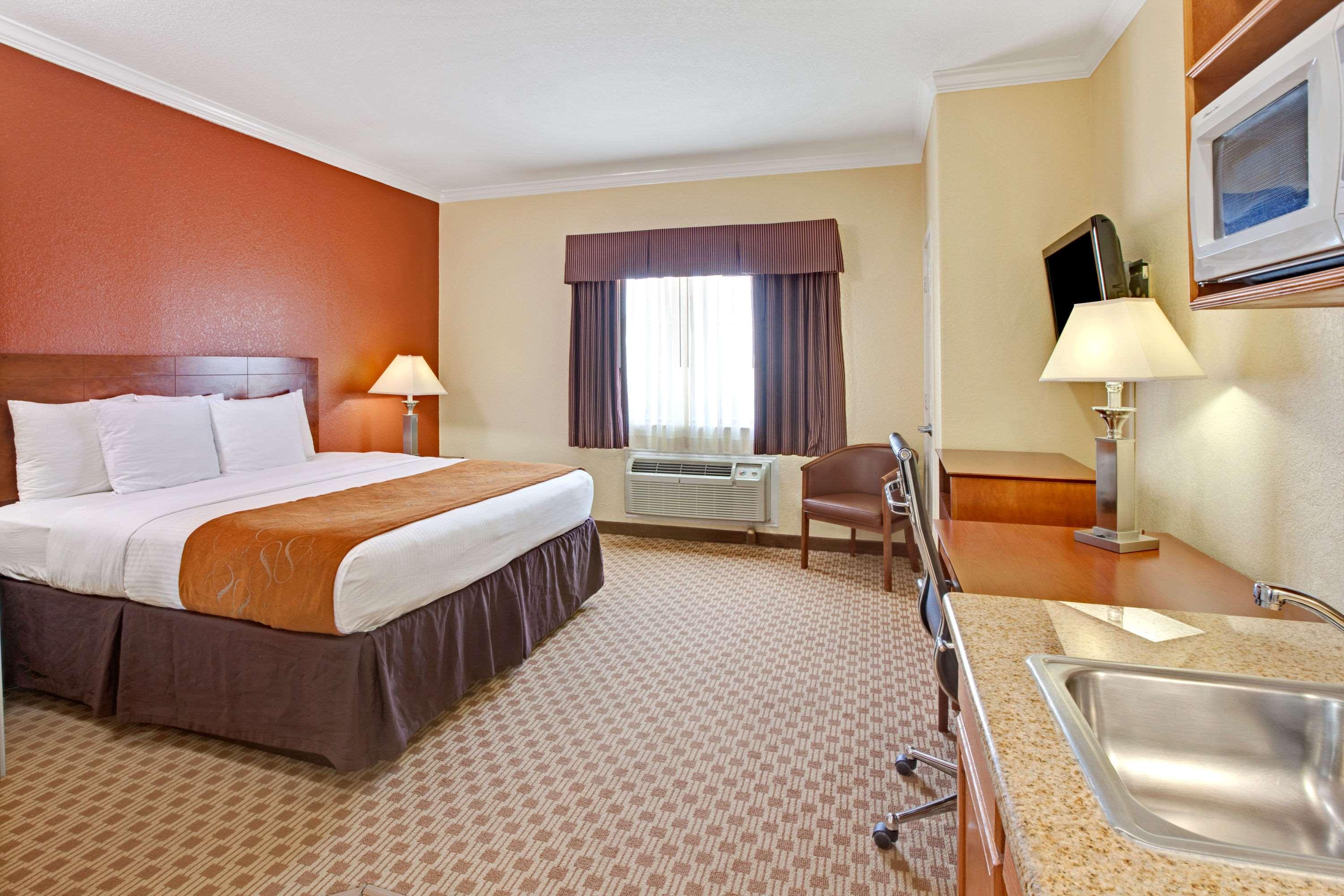 Baymont Inn & Suites Baytown — photo 5