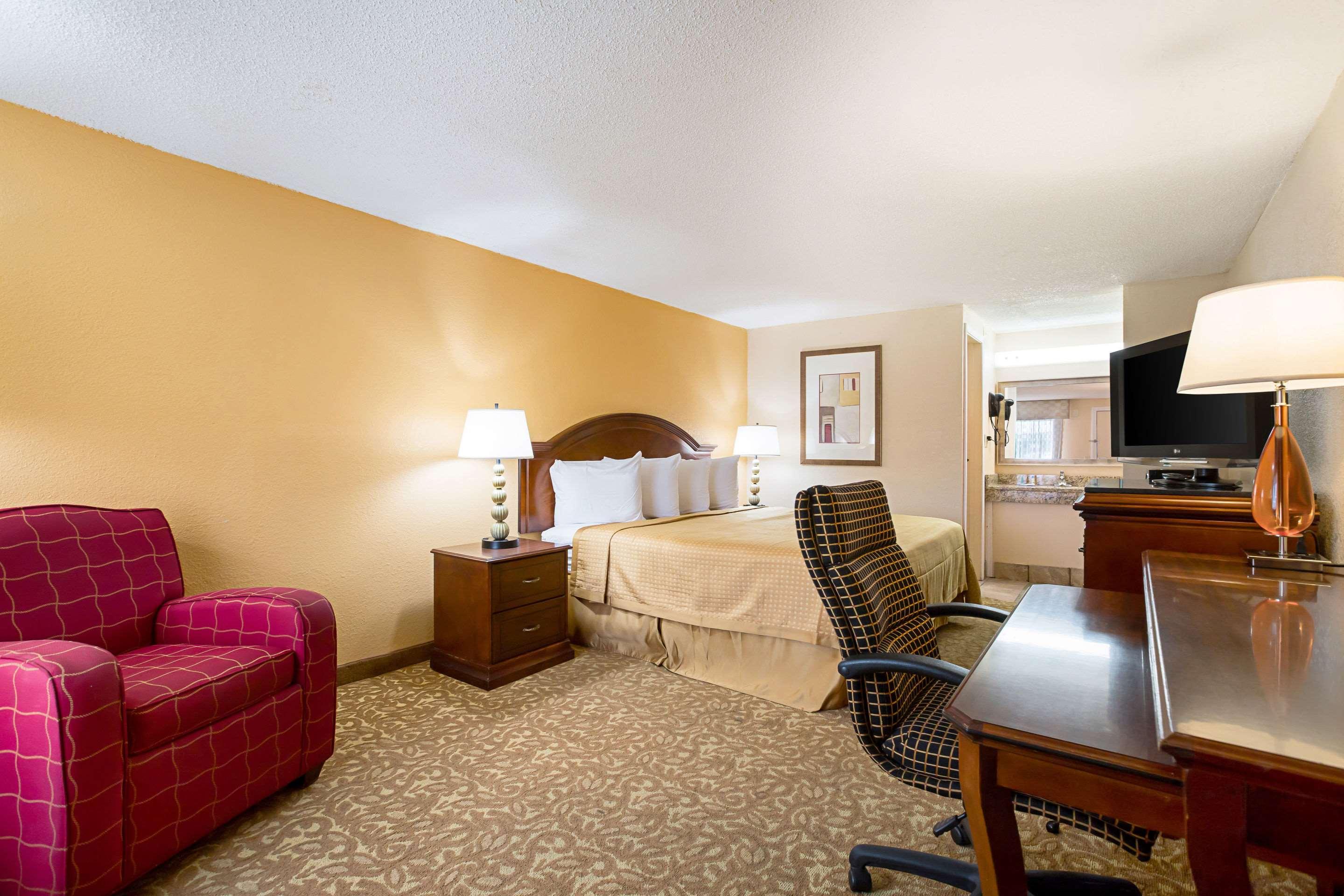 Rodeway Inn Metro Airport — photo 4