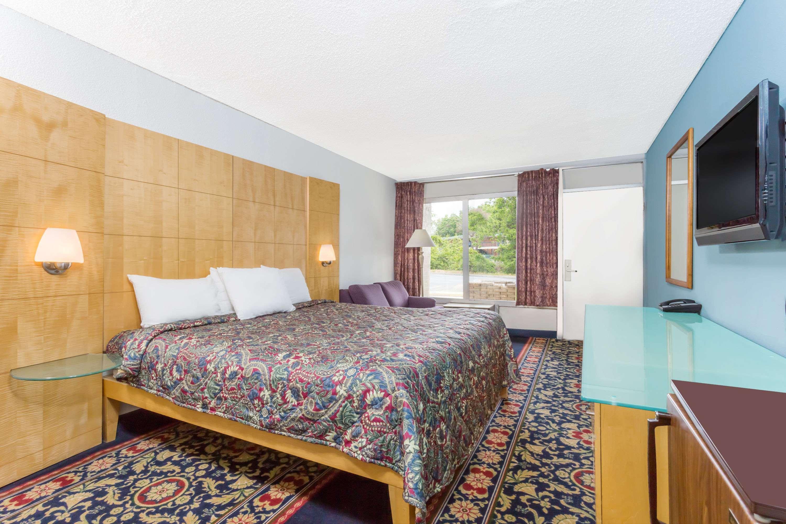 Days Inn by Wyndham Greensboro Airport — photo 5