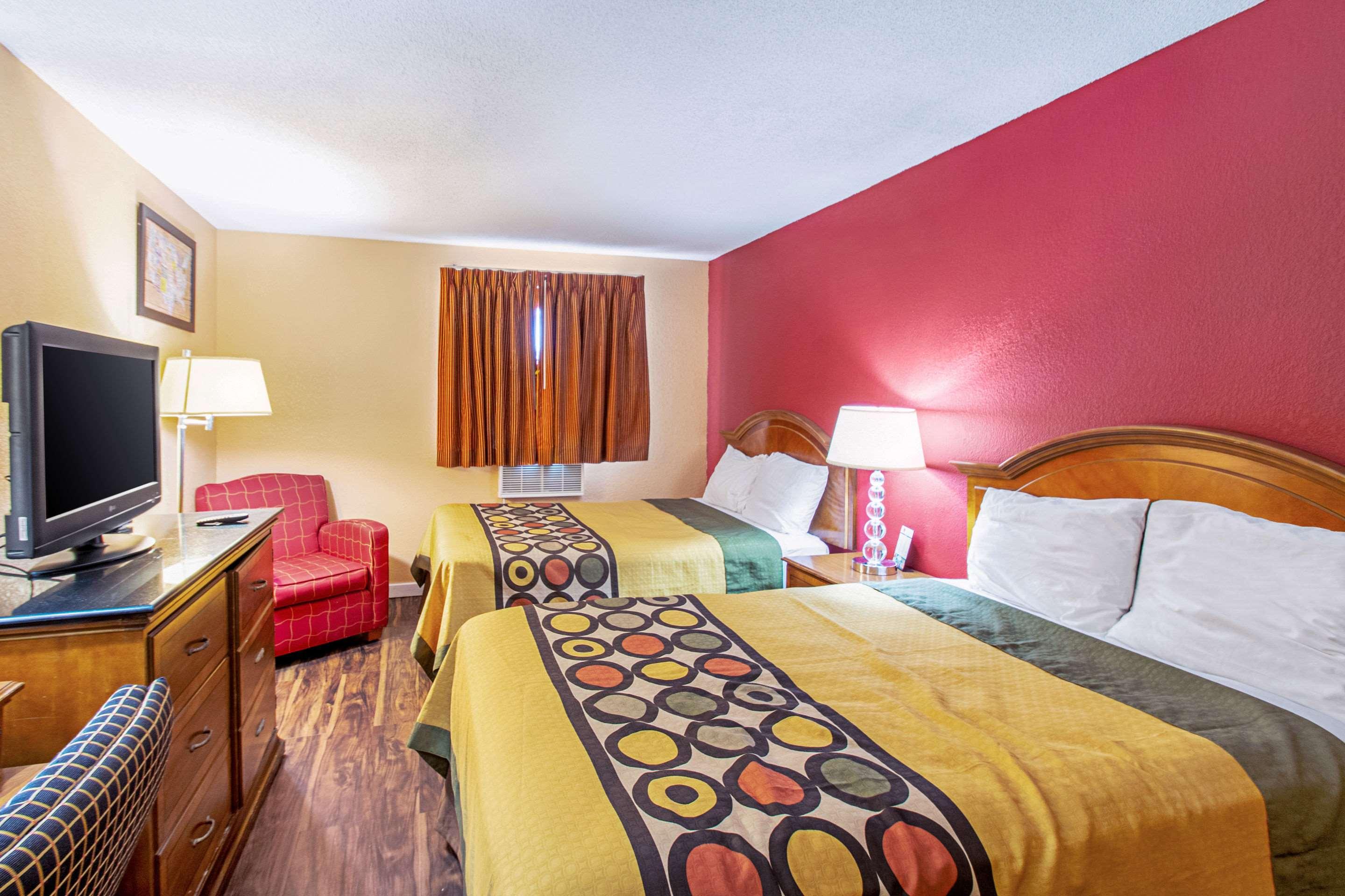 Econo Lodge Utica — photo 4