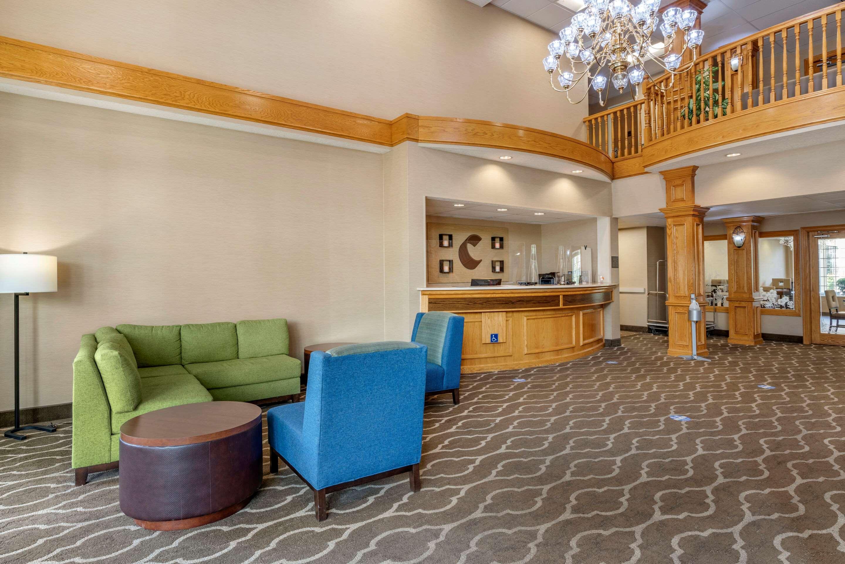 Comfort Suites Airport — photo 4