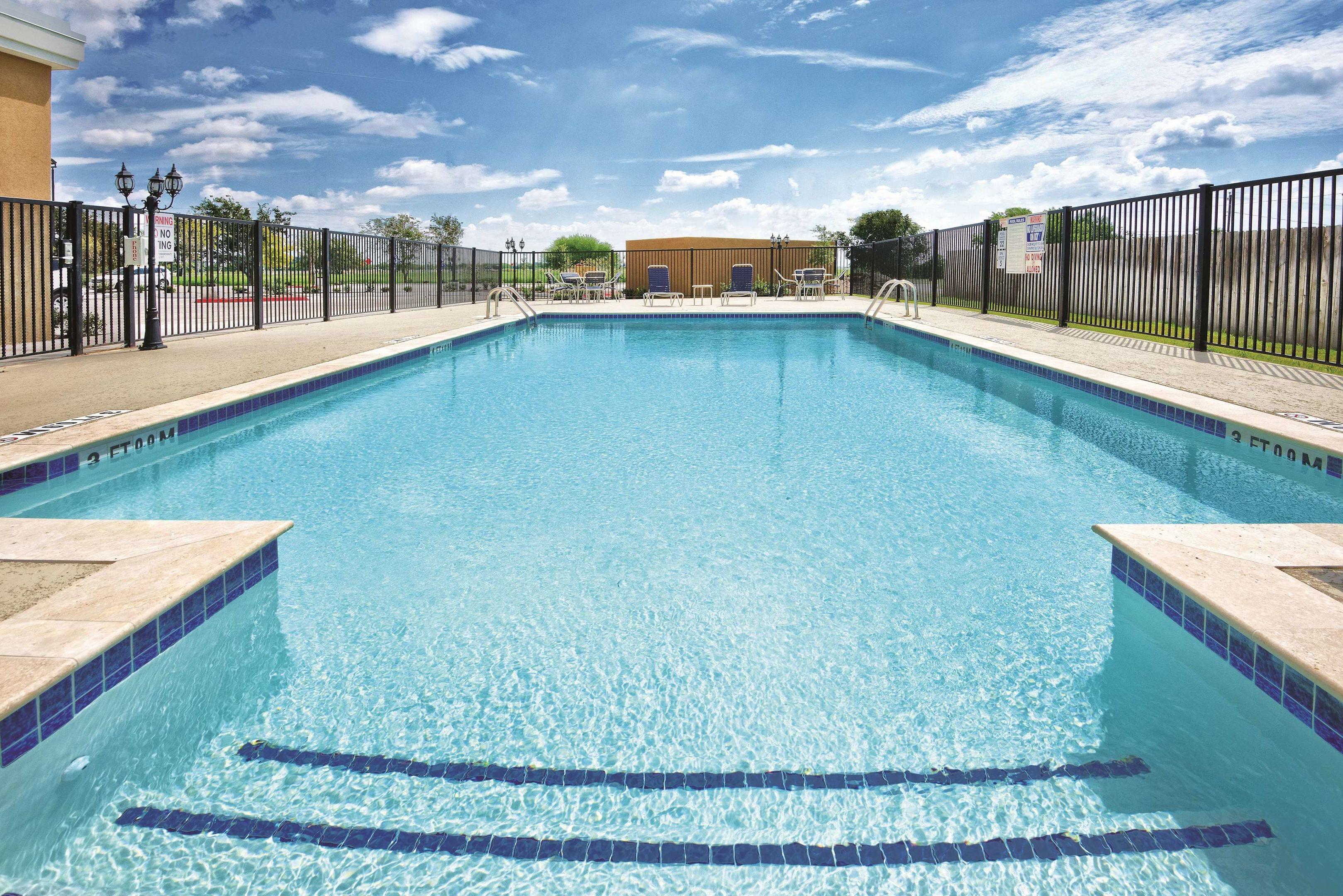 La Quinta Inn & Suites Victoria - South — photo 5