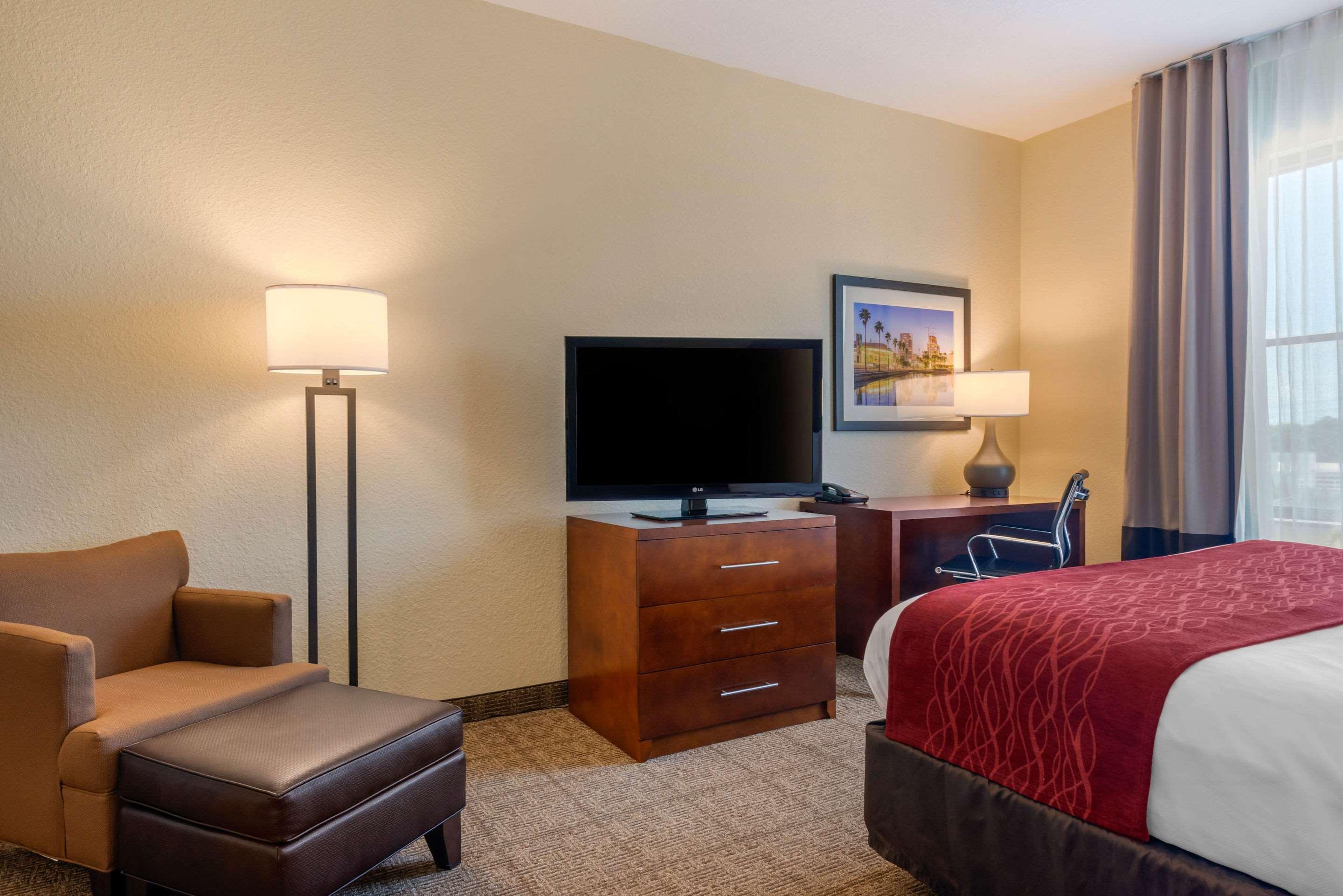 Comfort Inn & Suites — photo 5