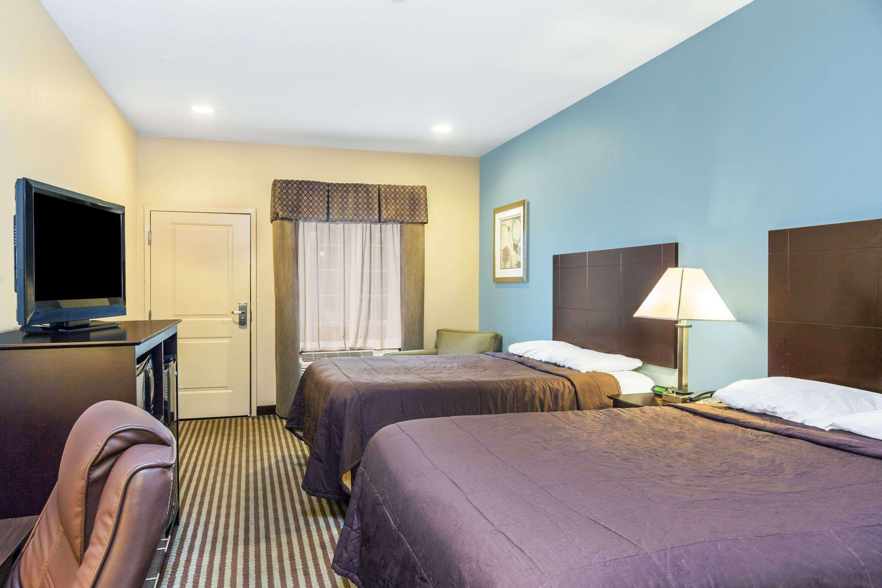 Super 8 by Wyndham Center — photo 4