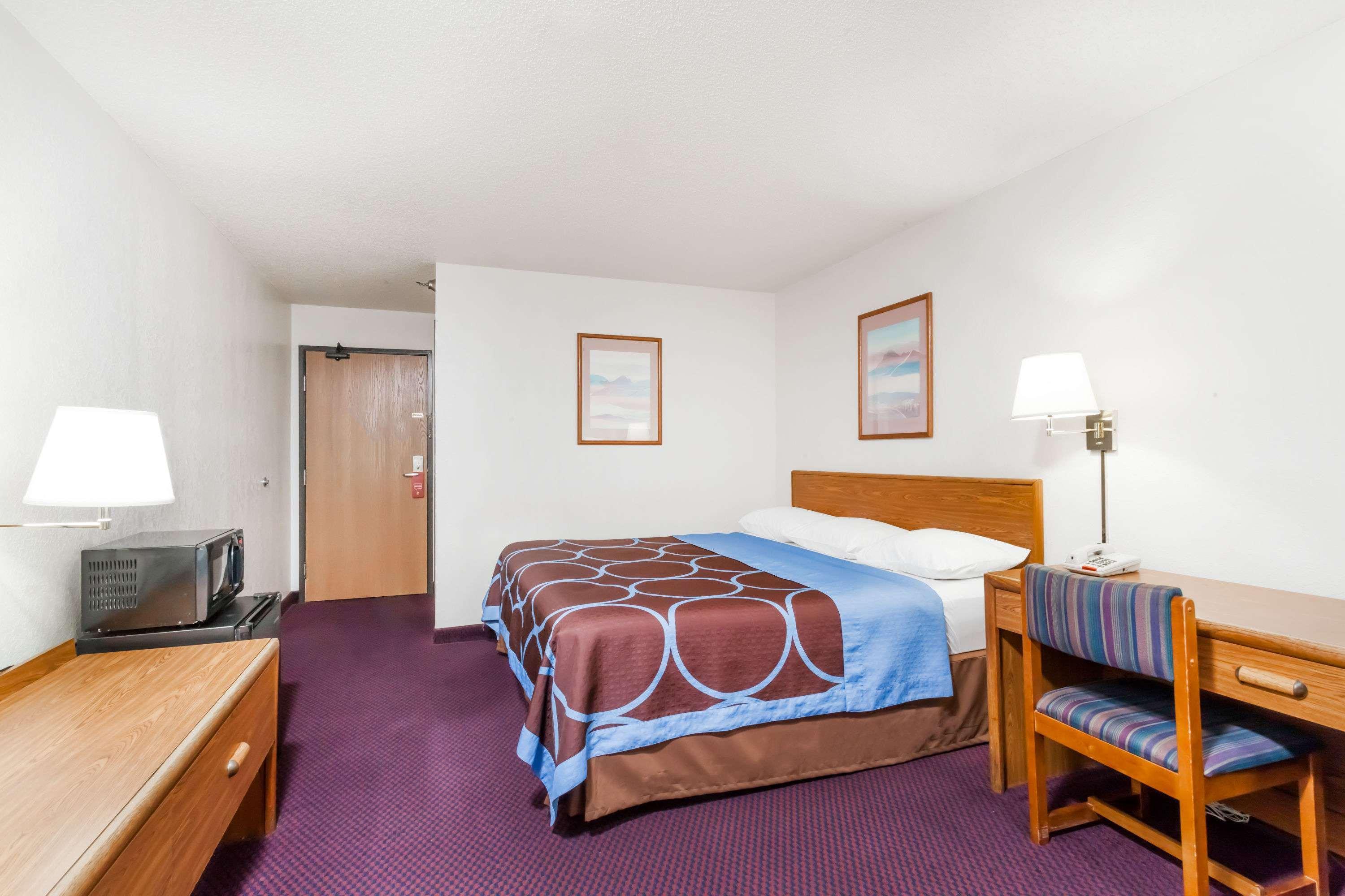 Super 8 by Wyndham Sidney NY — photo 3