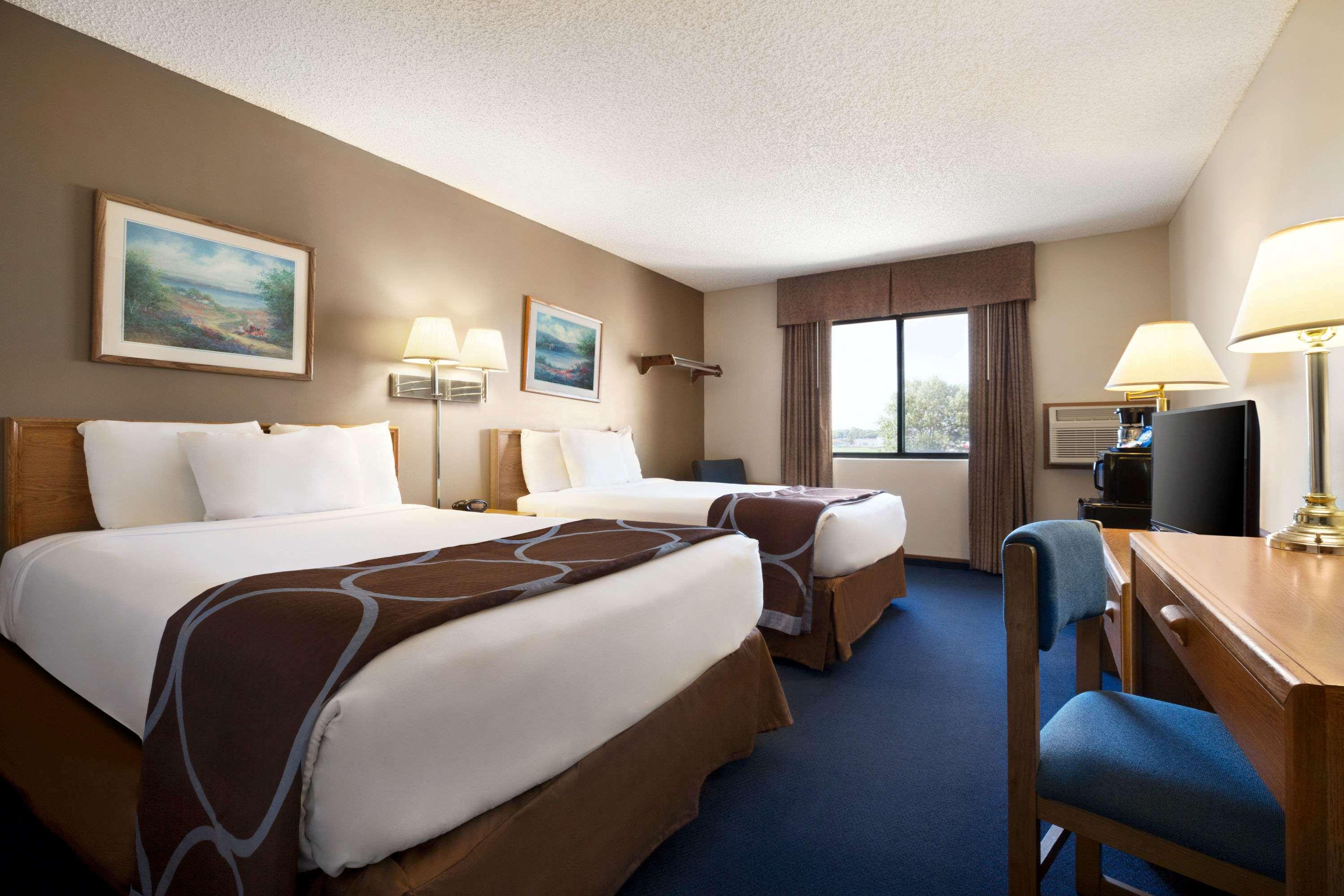 Super 8 by Wyndham Lincoln North — photo 4