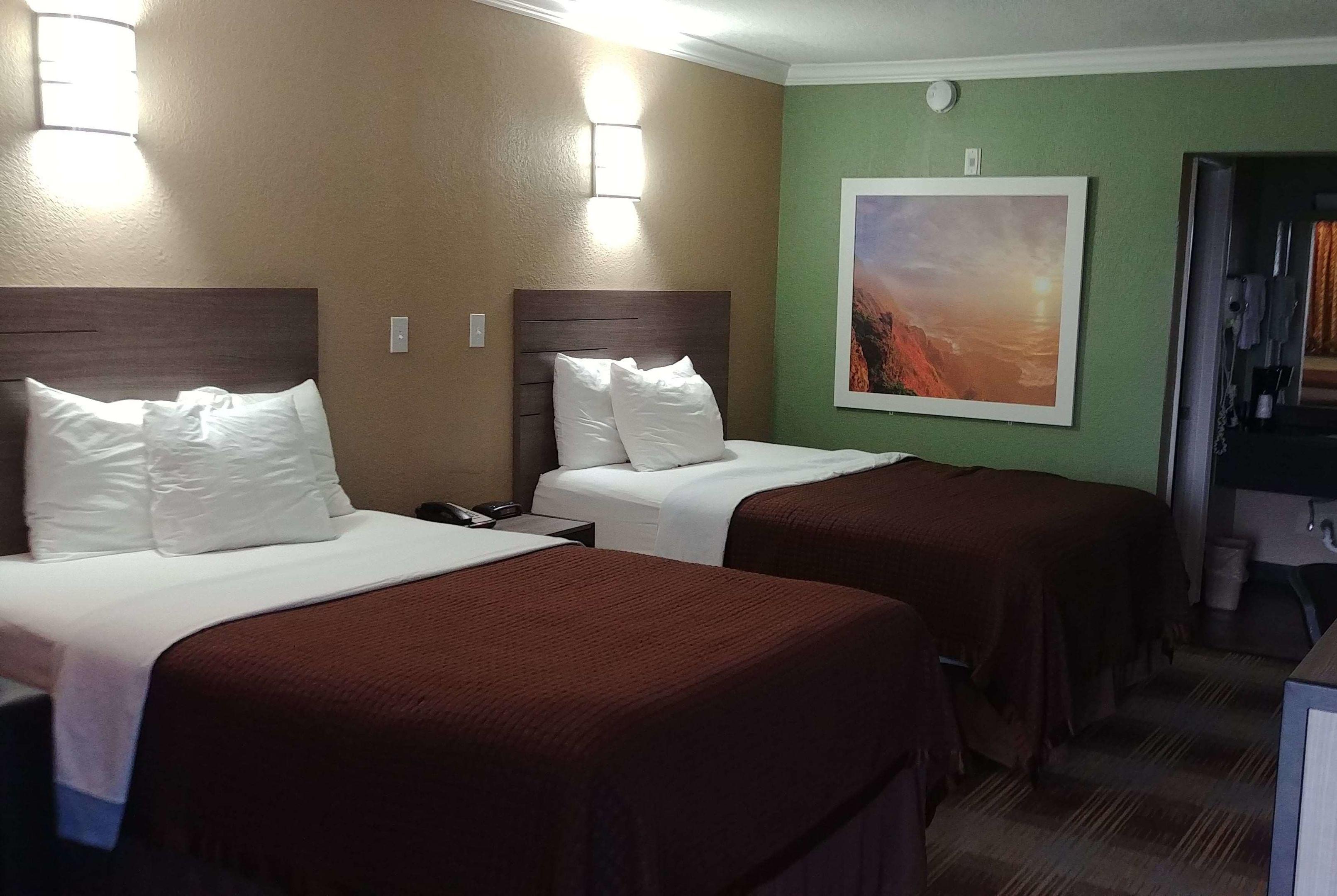 Days Inn by Wyndham Houston East — photo 5