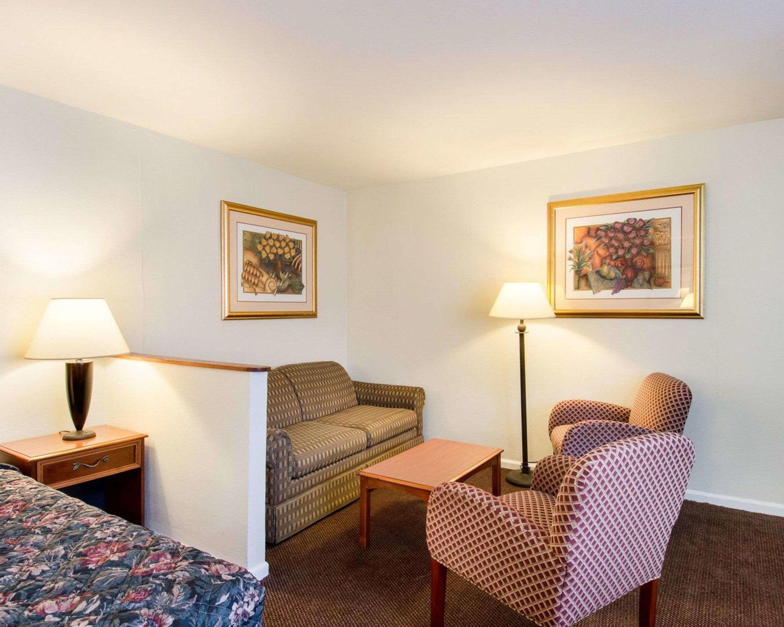 Econo Lodge Inn & Suites — photo 5
