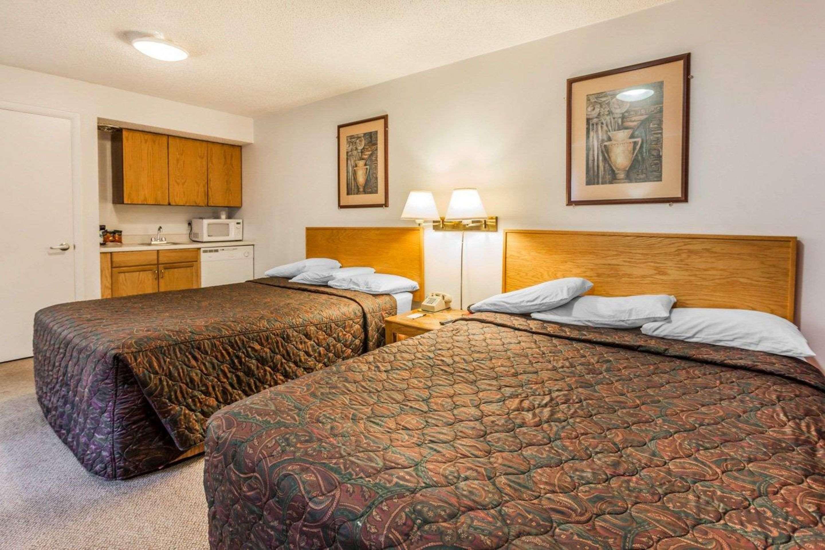 Rodeway Inn & Suites — photo 4