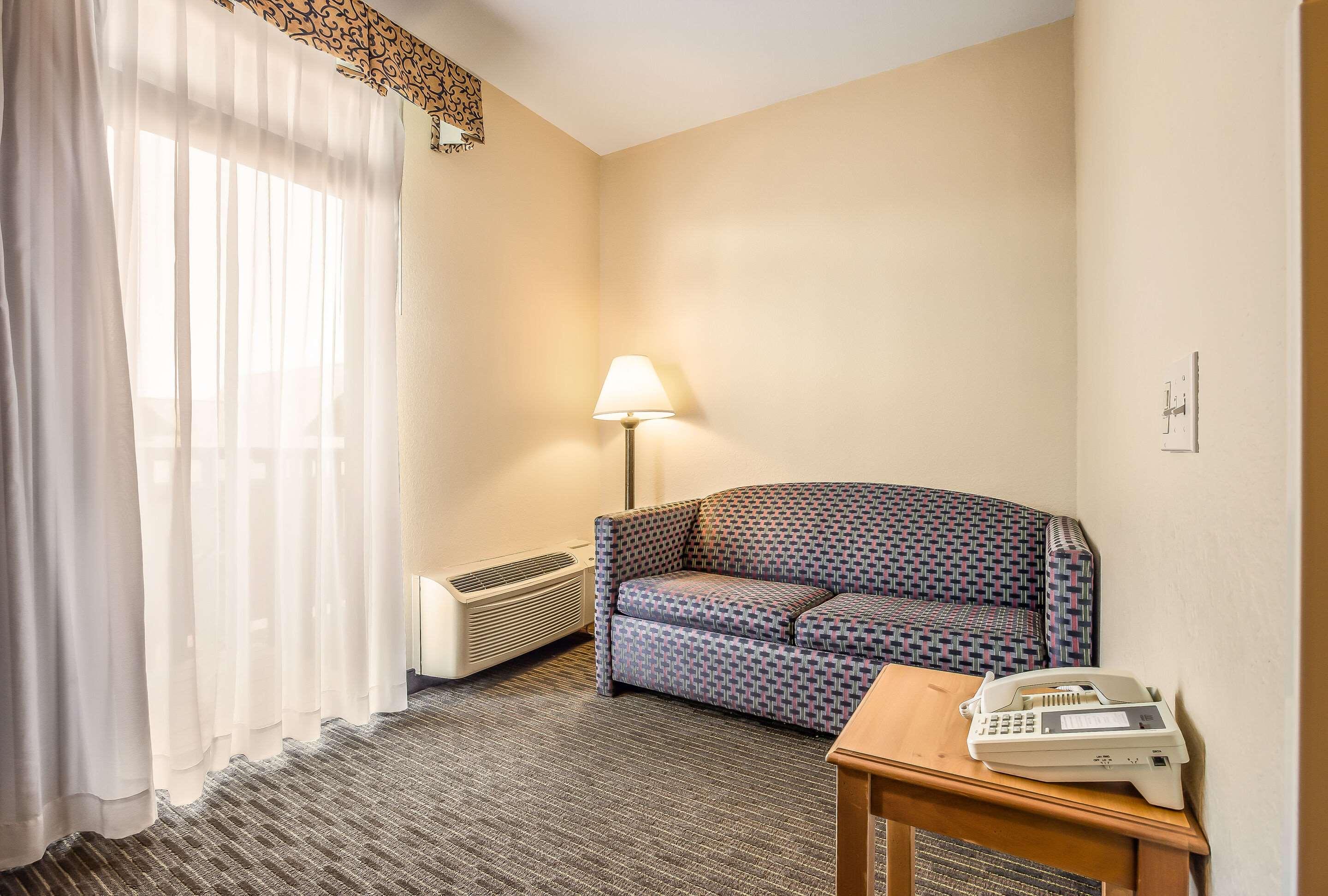 Rodeway Inn & Suites Mackinaw City - Bridgeview — photo 4