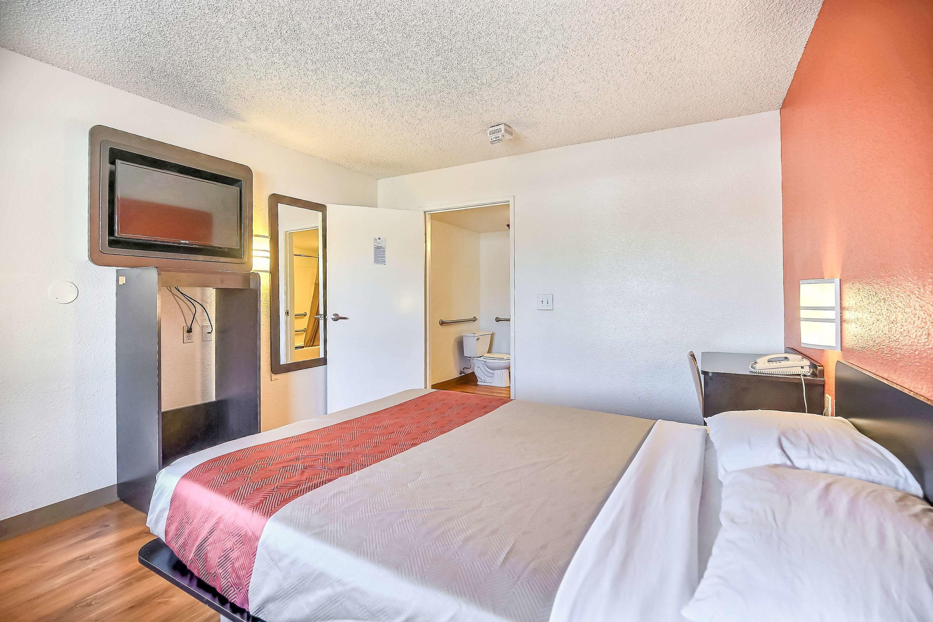 Motel 6 Oakland - Embarcadero — photo 5