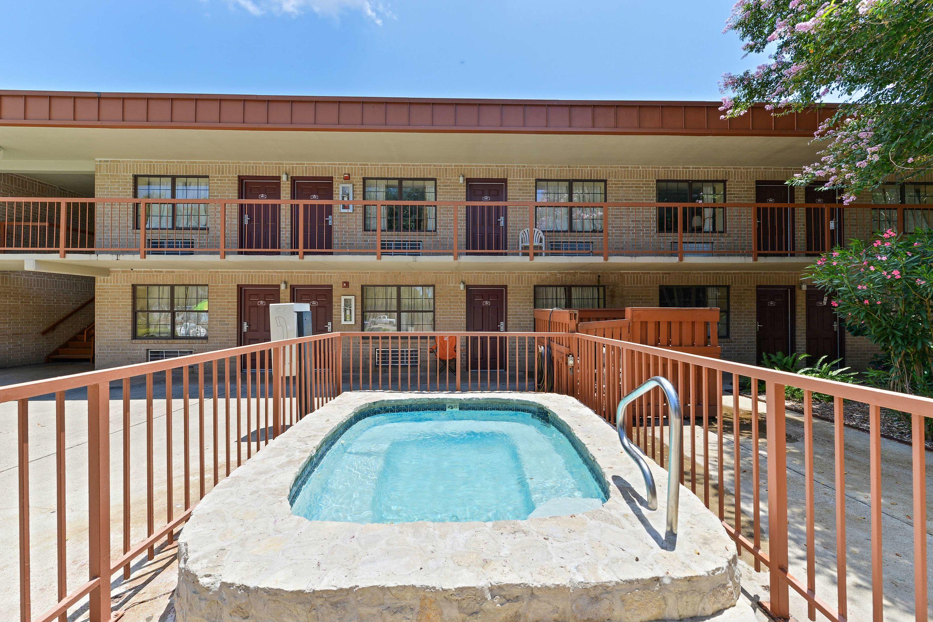 Americas Best Value Inn & Suites Victoria — photo 3
