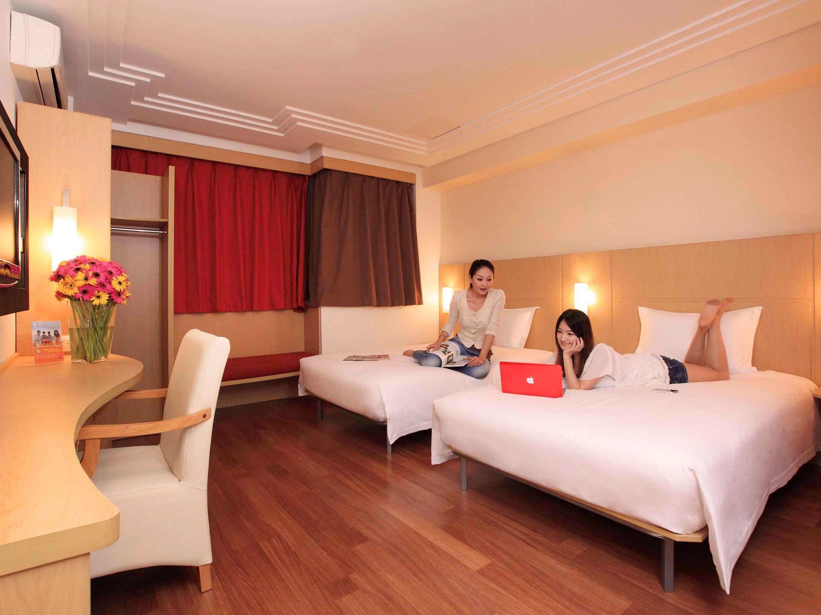 ibis Shanghai Yu Garden — photo 5