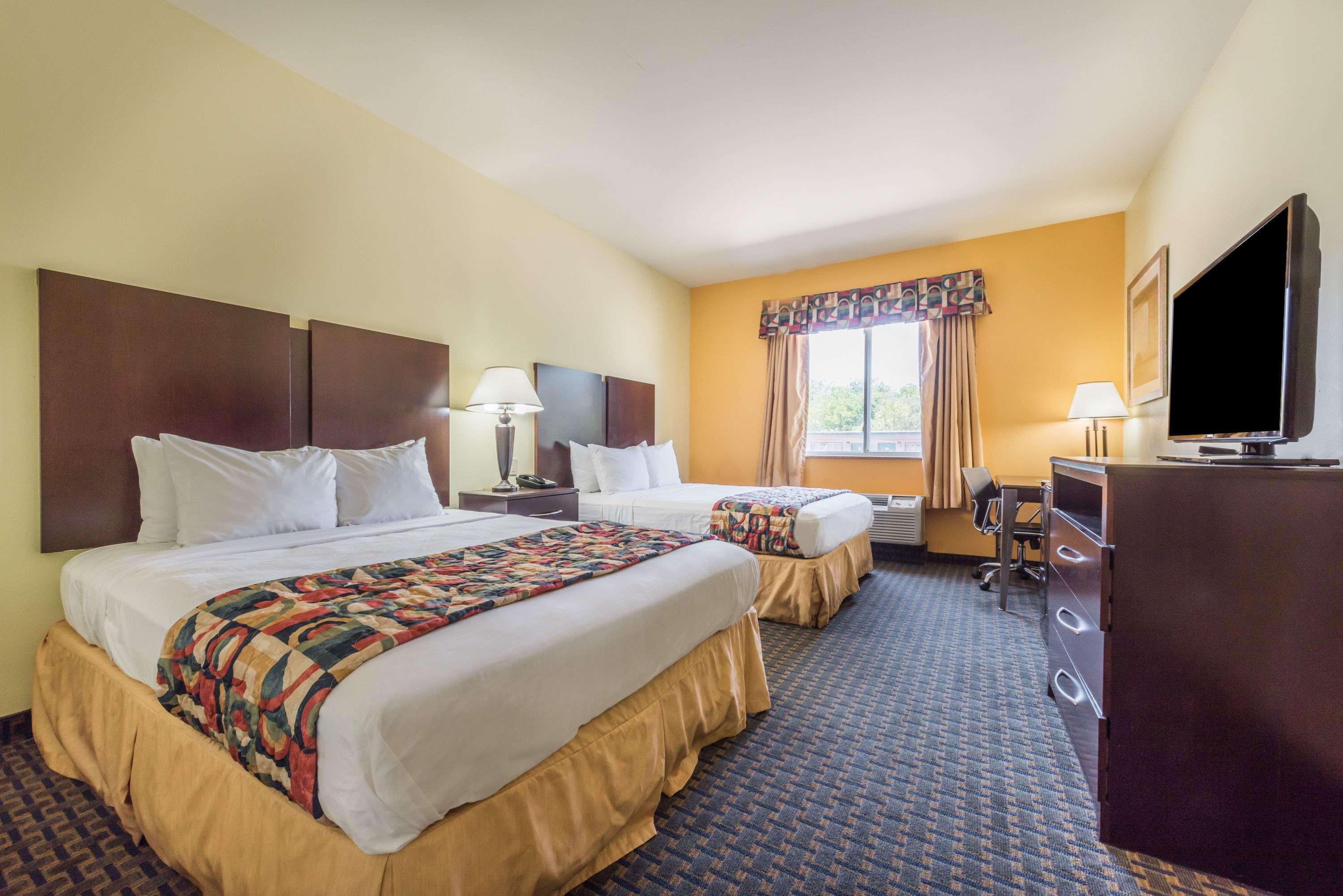 Days Inn & Suites Cleburne — photo 5