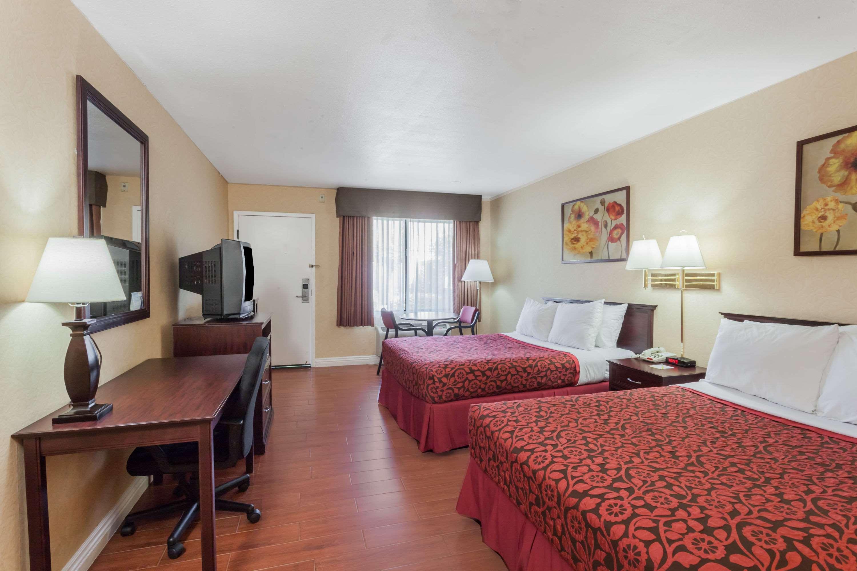 Days Inn by Wyndham San Bernardino/Redlands — photo 4