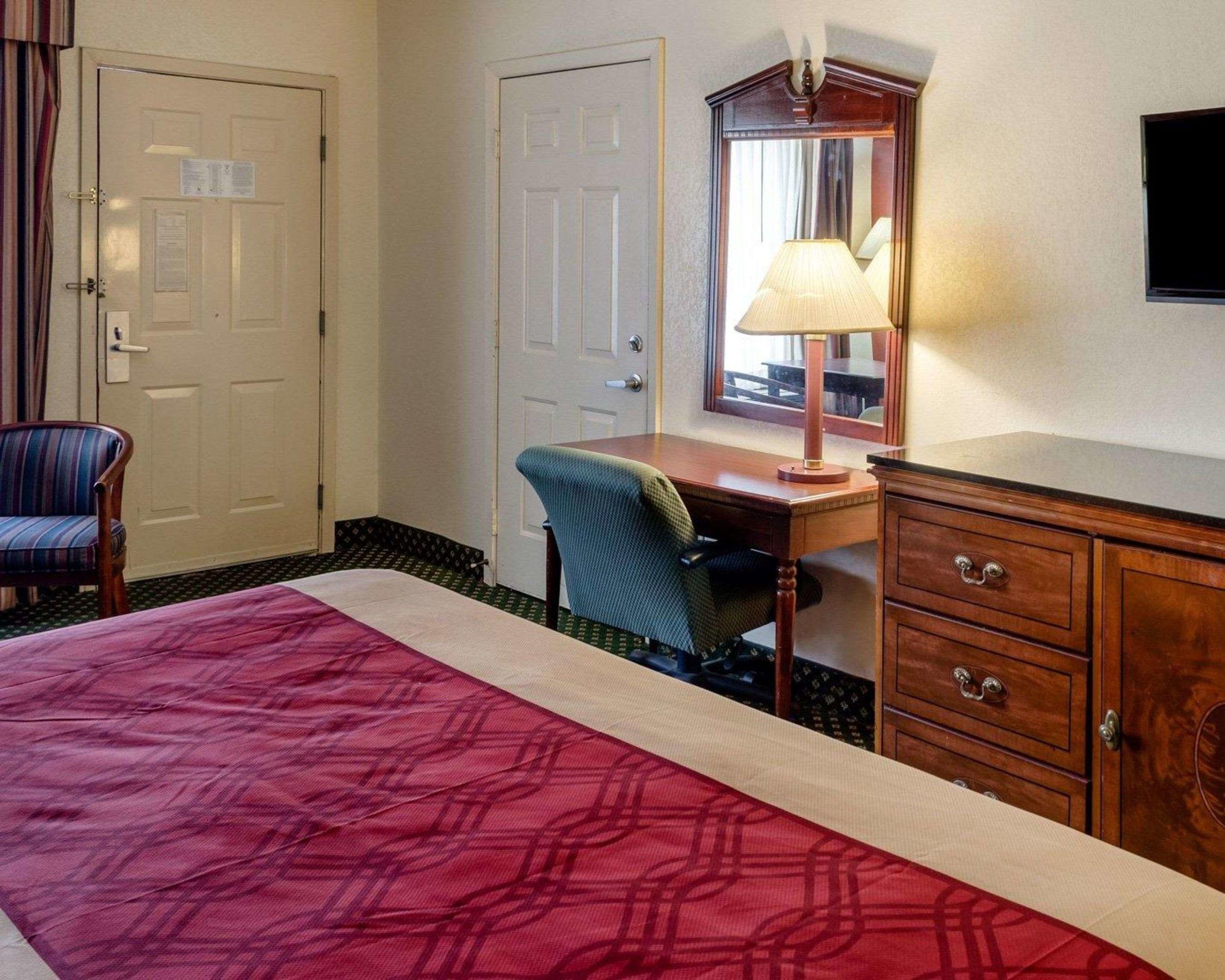 Econo Lodge Inn & Suites — photo 4