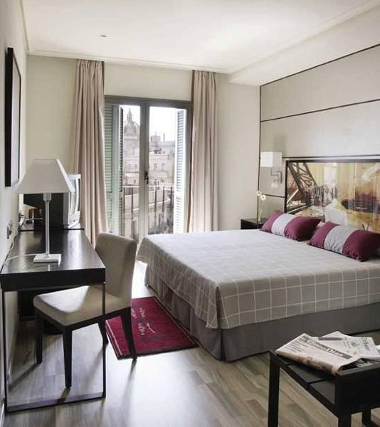 H10 Universitat — photo 5