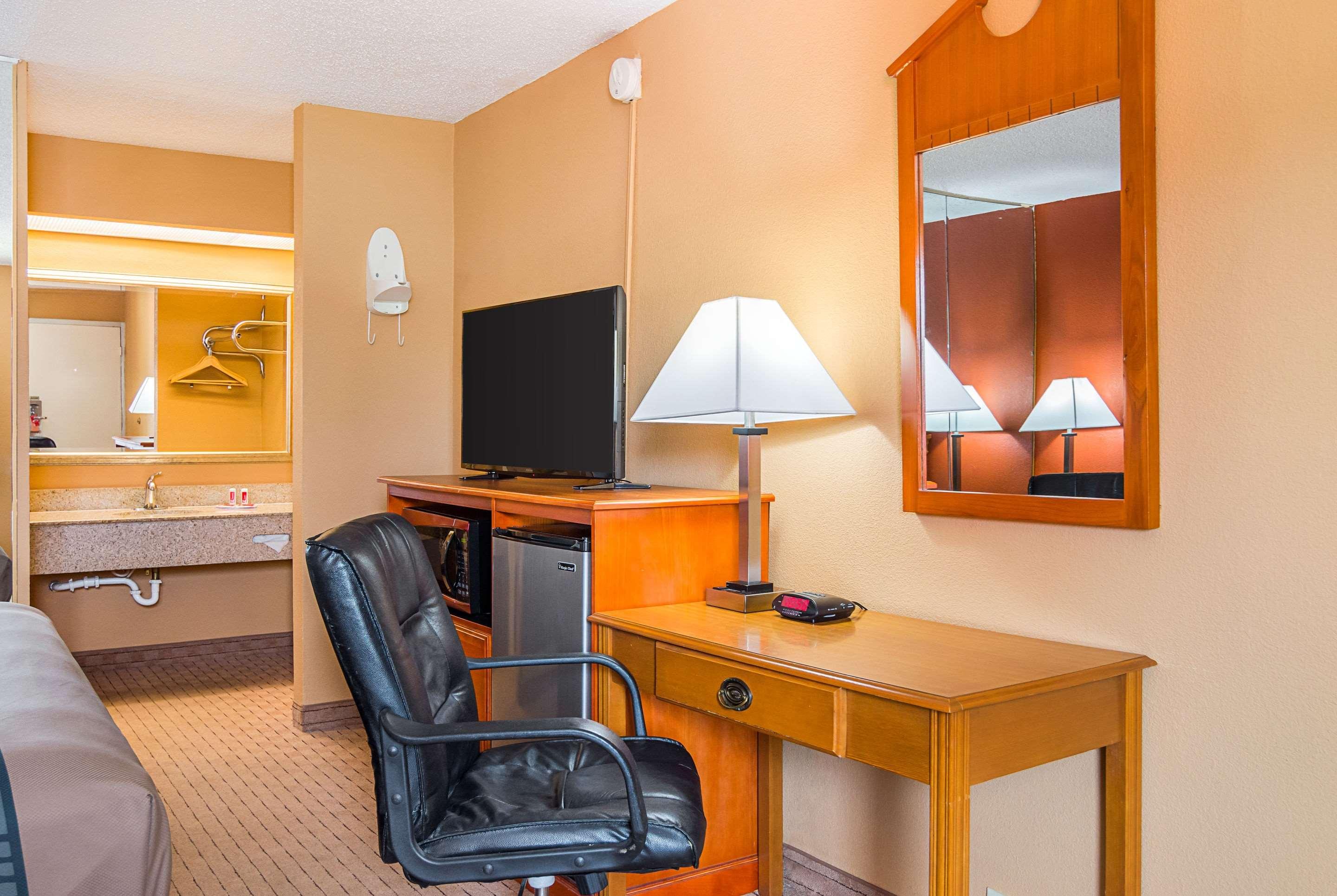 Econo Lodge Jacksonville — photo 5
