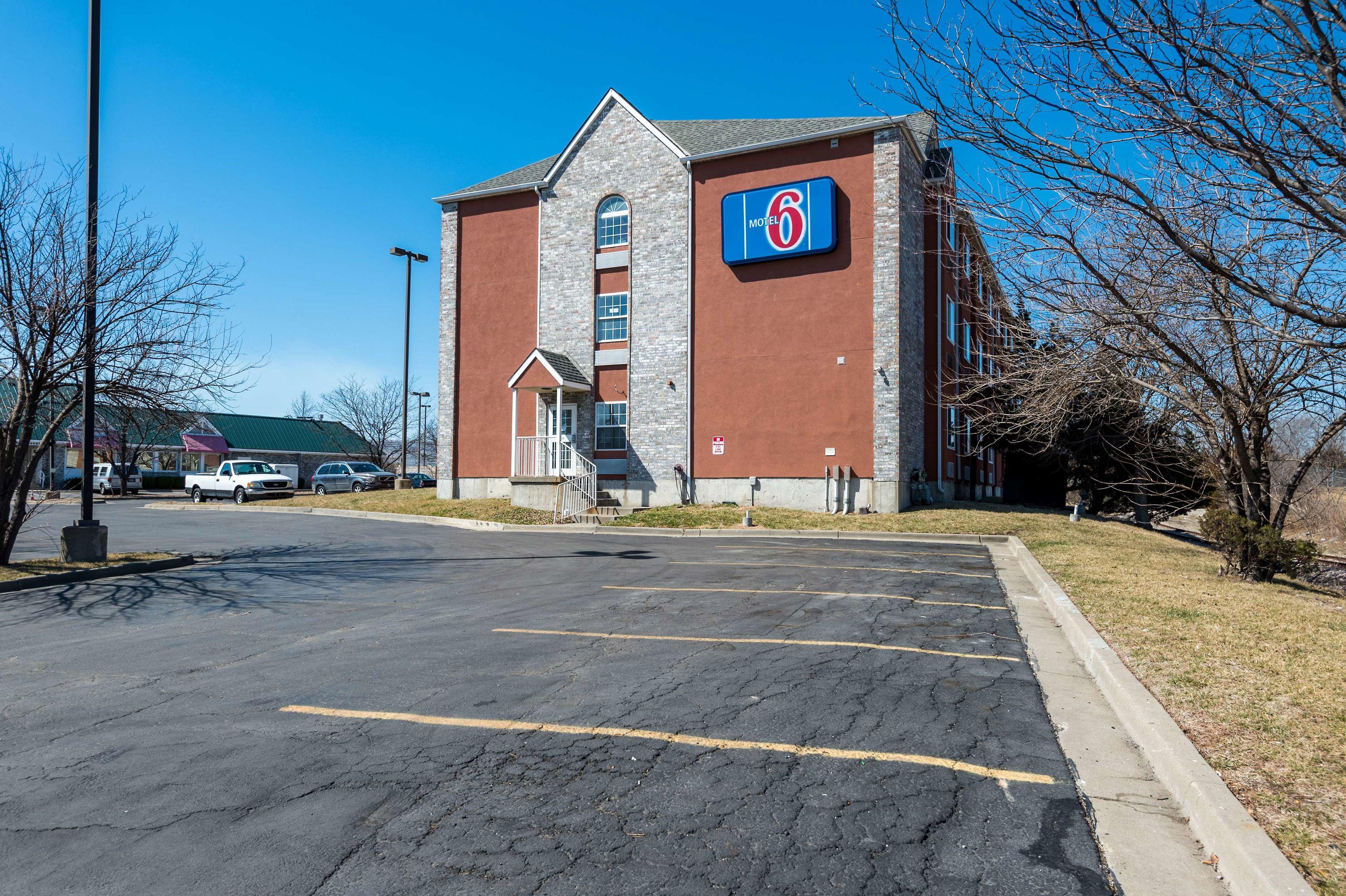Motel 6 Olathe — photo 3
