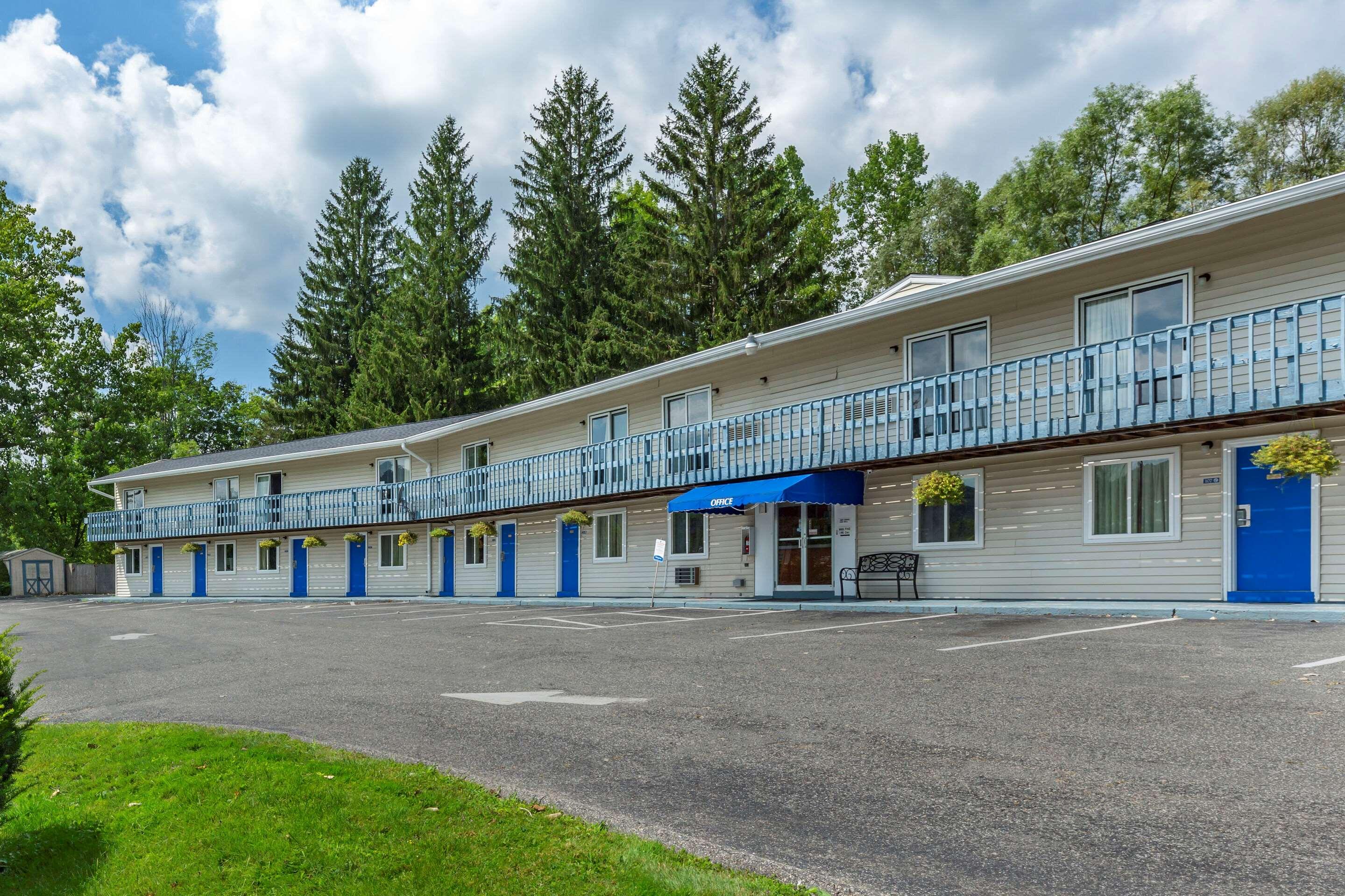Econo Lodge Lee - Great Barrington — photo 5