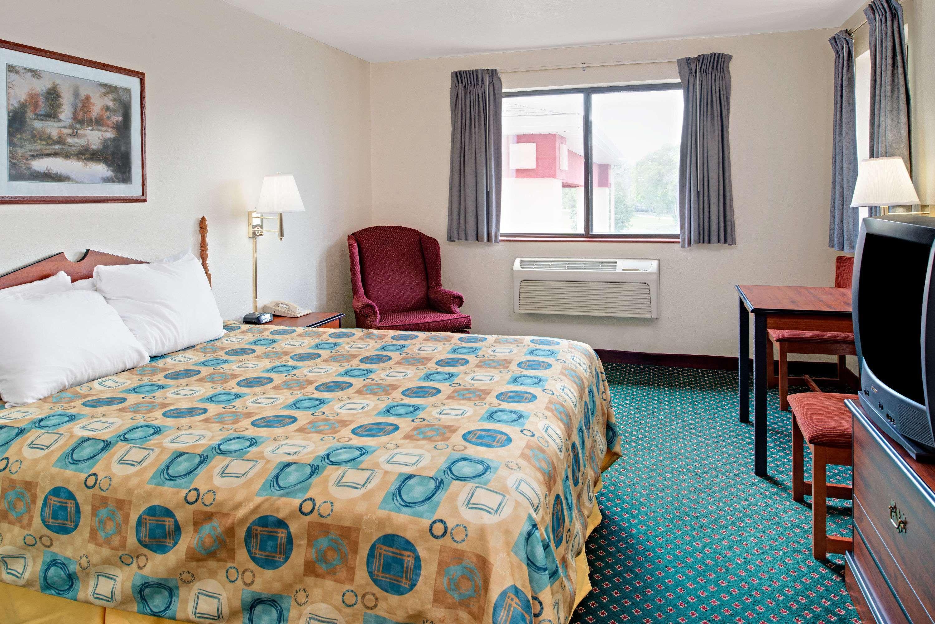 Super 8 by Wyndham Omaha Eppley Airport/Carter Lake — photo 5