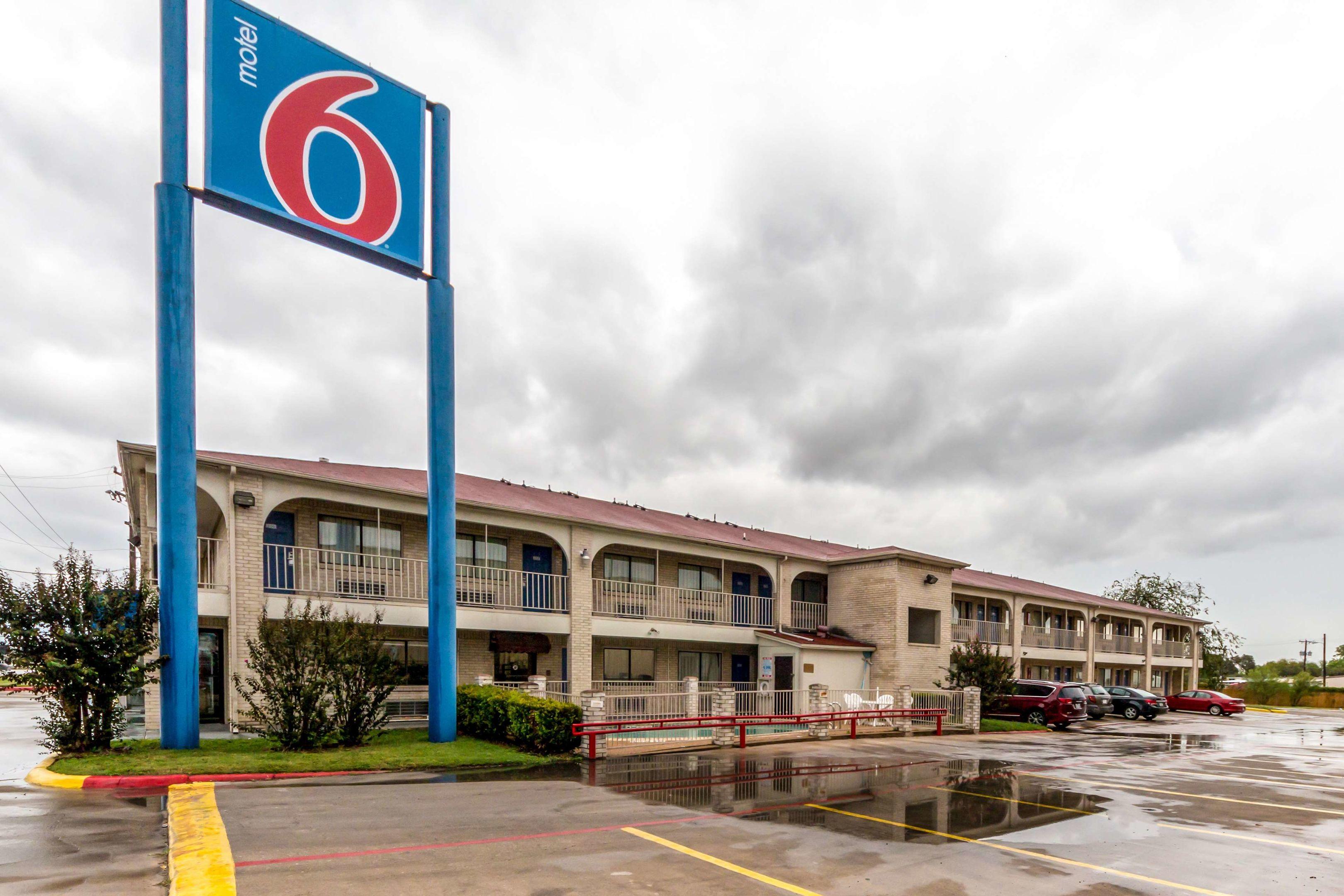 Motel 6 San Antonio - Splashtown — photo 4