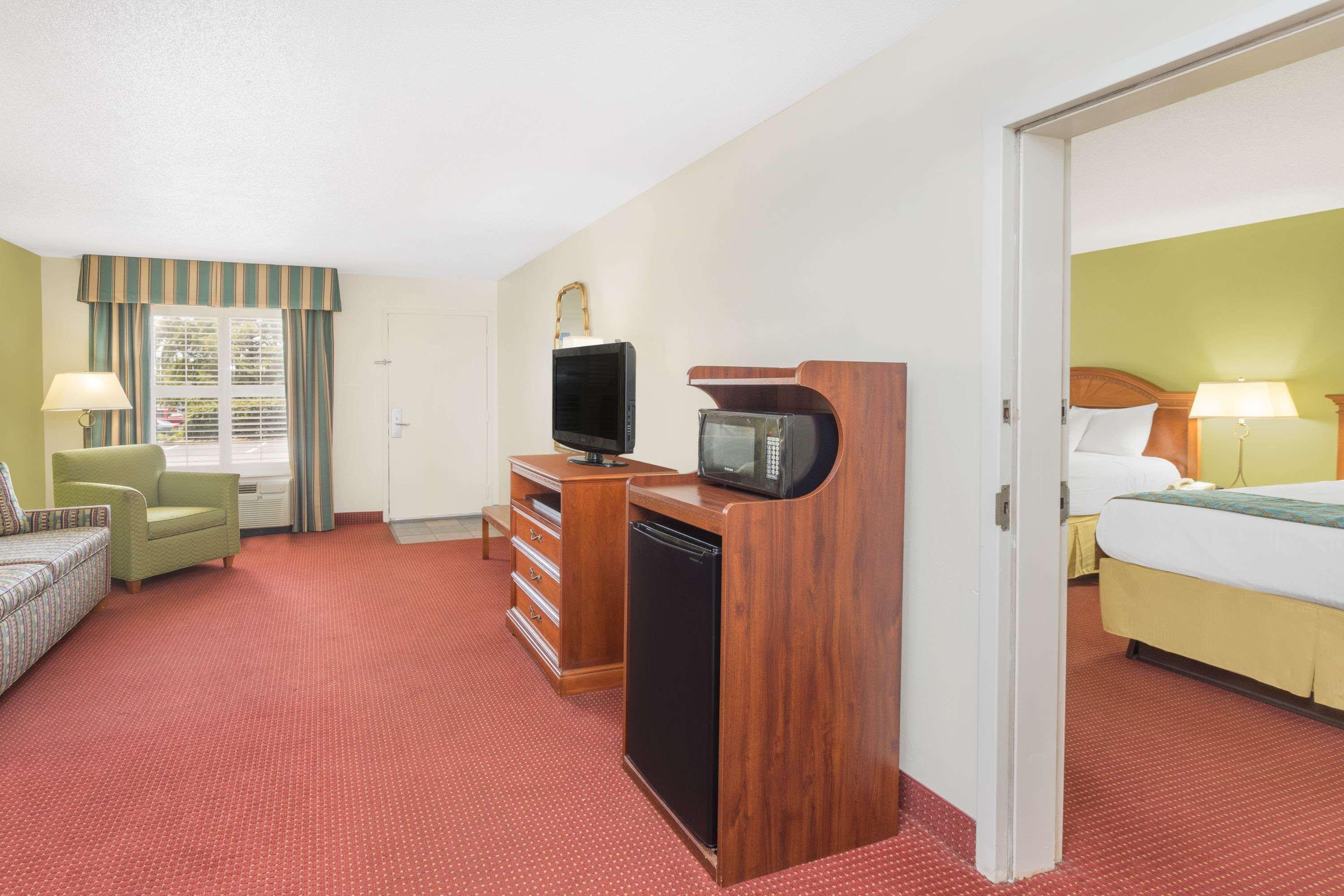Baymont Inn & Suites Orangeburg North — photo 5