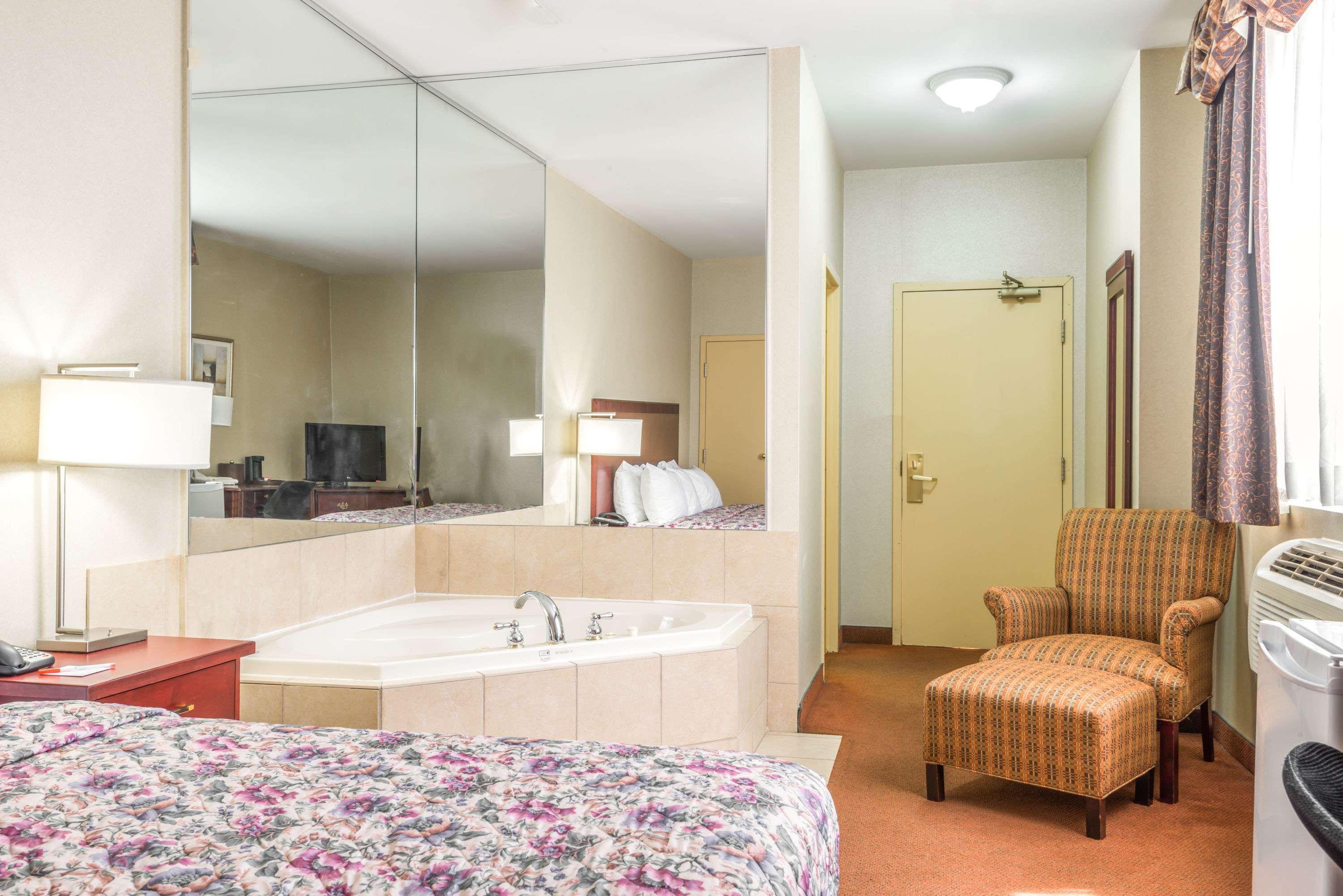 Howard Johnson Inn Toronto Downtown West — photo 5